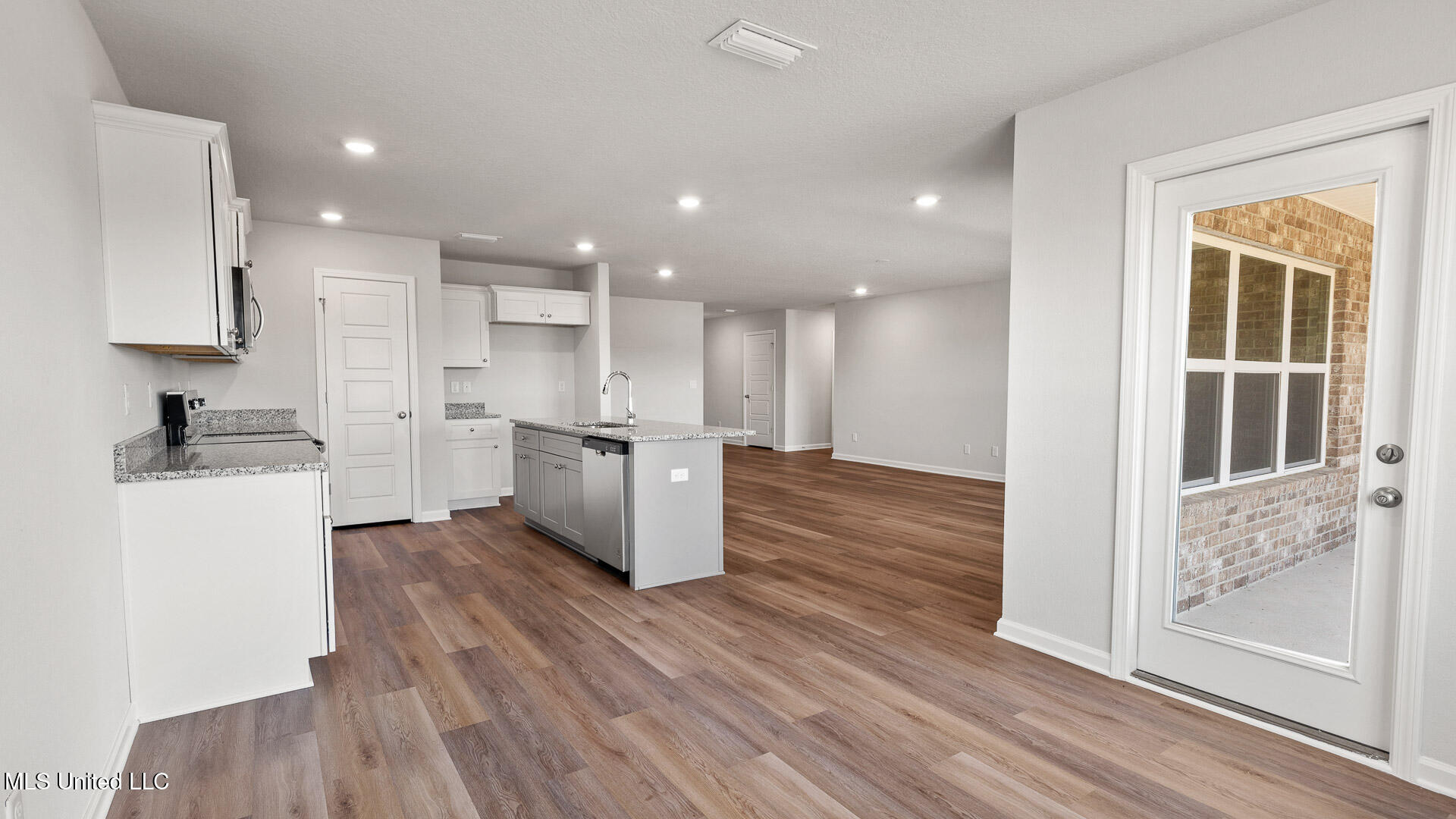 9348 Reserve Boulevard Property Photo 12