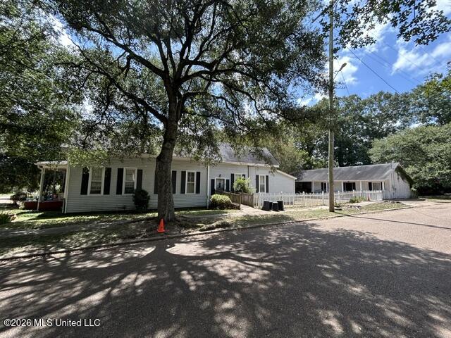 200 Magnolia Street Property Photo 9