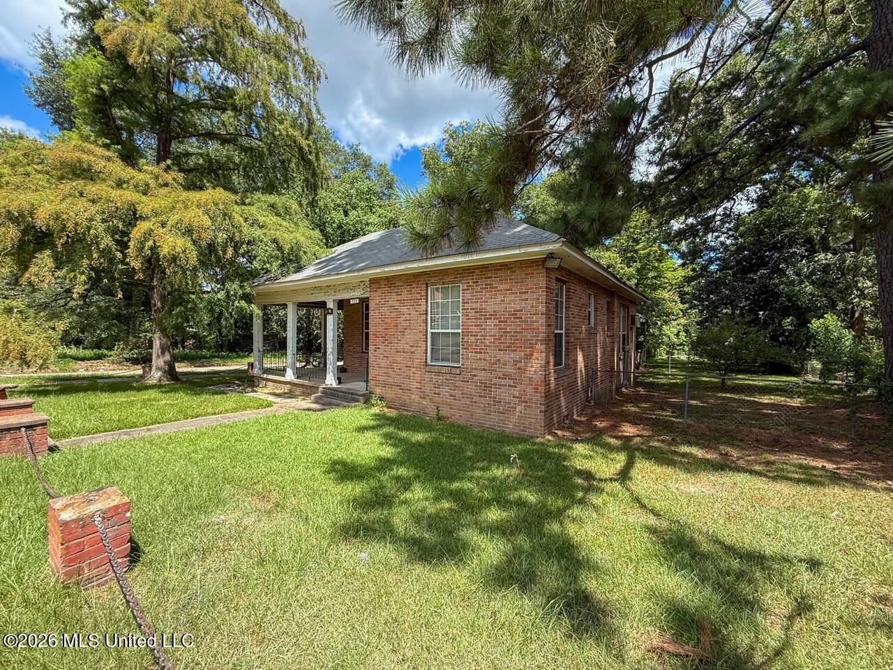 703 Avenue E Property Photo 2