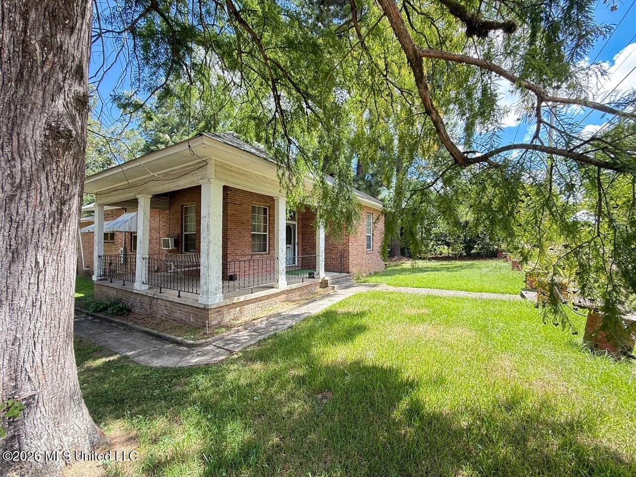 703 Avenue E Property Photo 3