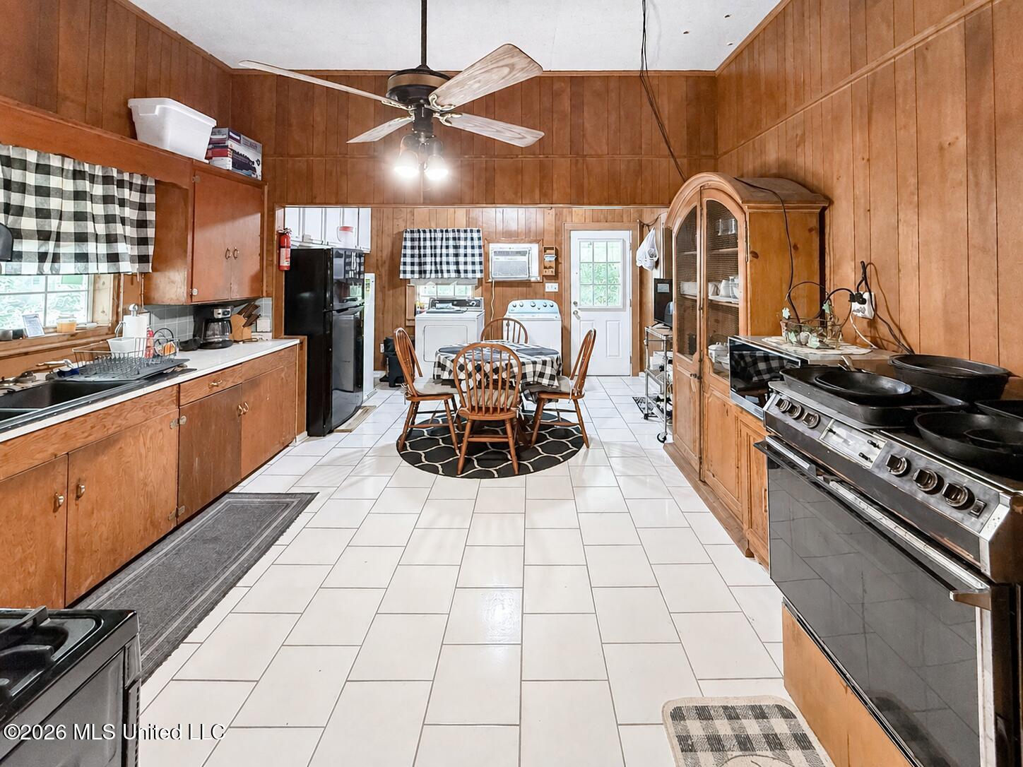 703 Avenue E Property Photo 4