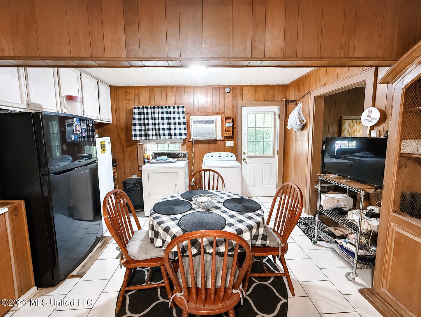 703 Avenue E Property Photo 6