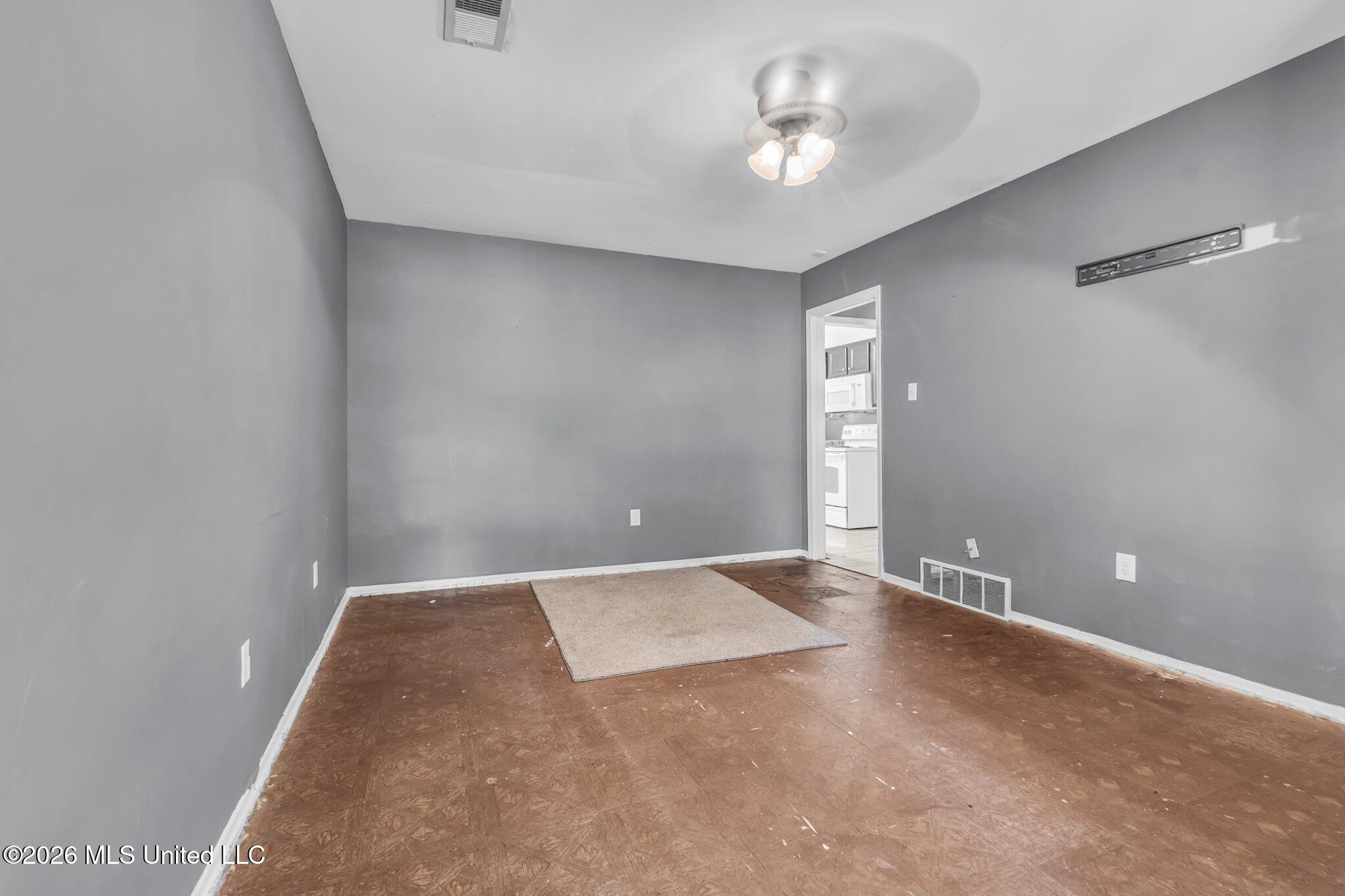 5698 Crestwood Drive Property Photo 3