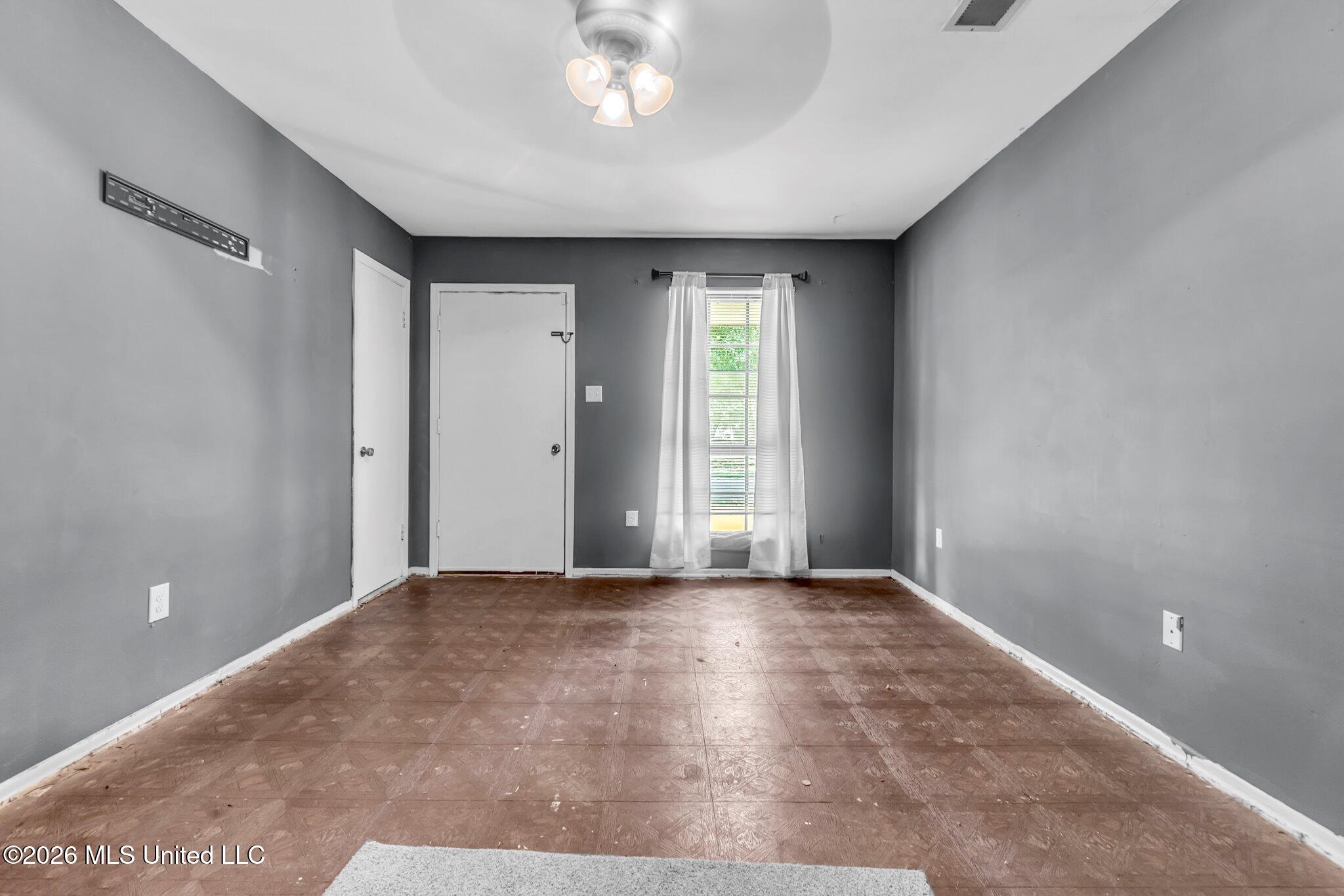 5698 Crestwood Drive Property Photo 4
