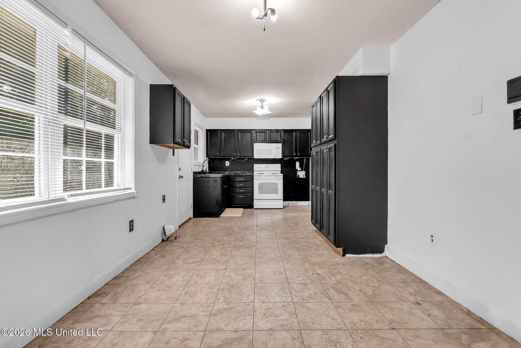 5698 Crestwood Drive Property Photo 6