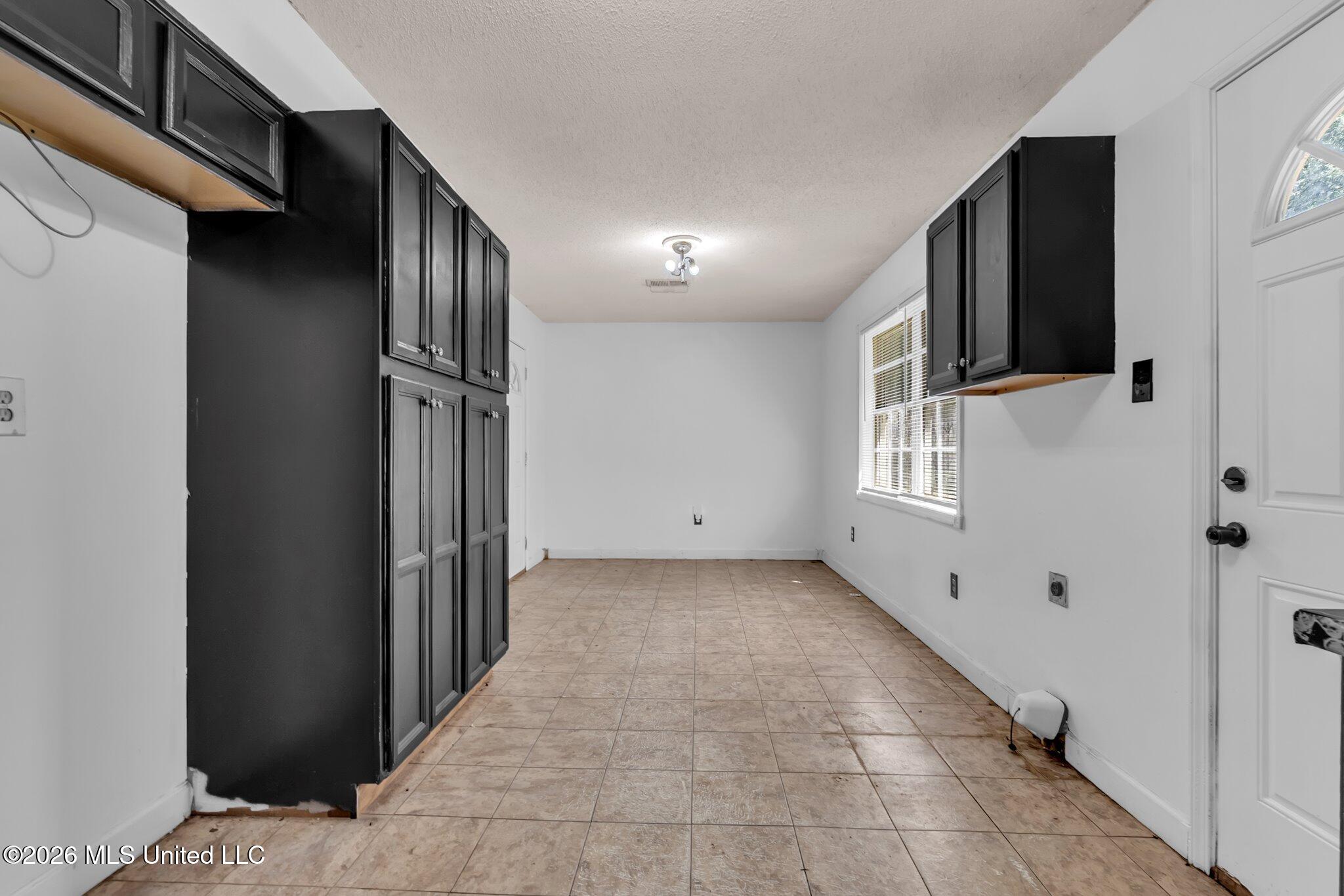 5698 Crestwood Drive Property Photo 7