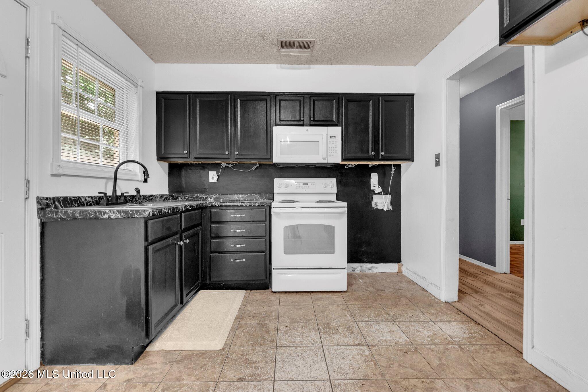 5698 Crestwood Drive Property Photo 8