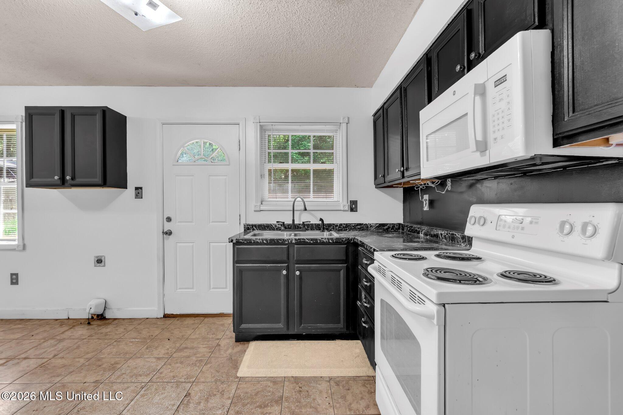 5698 Crestwood Drive Property Photo 9