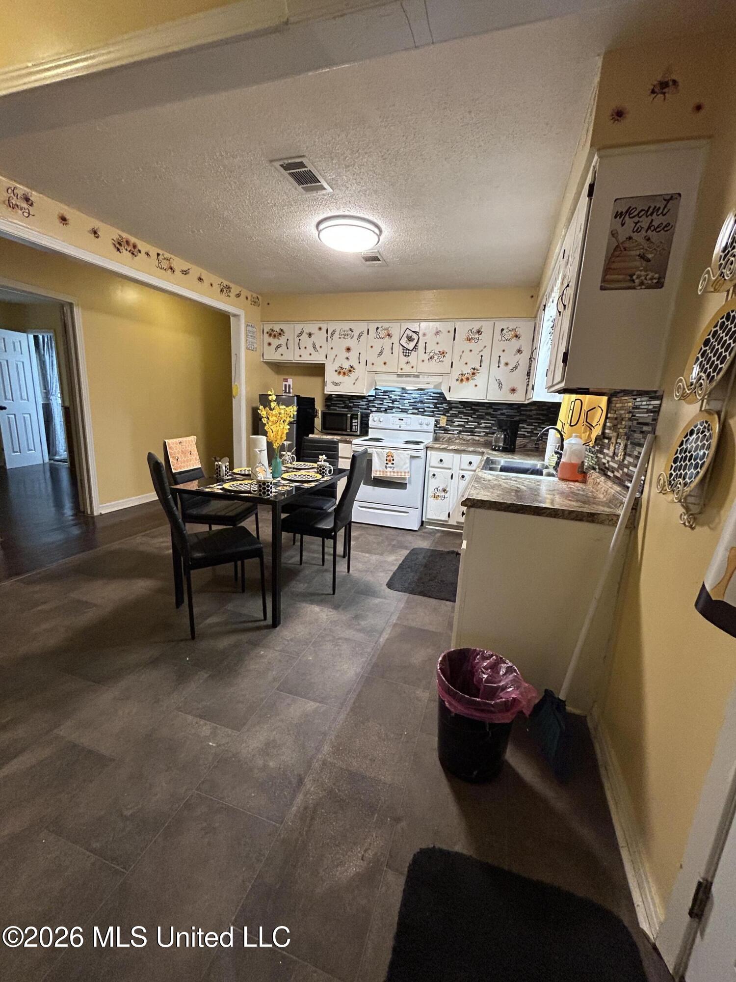 404 Evergreen Drive Property Photo 4