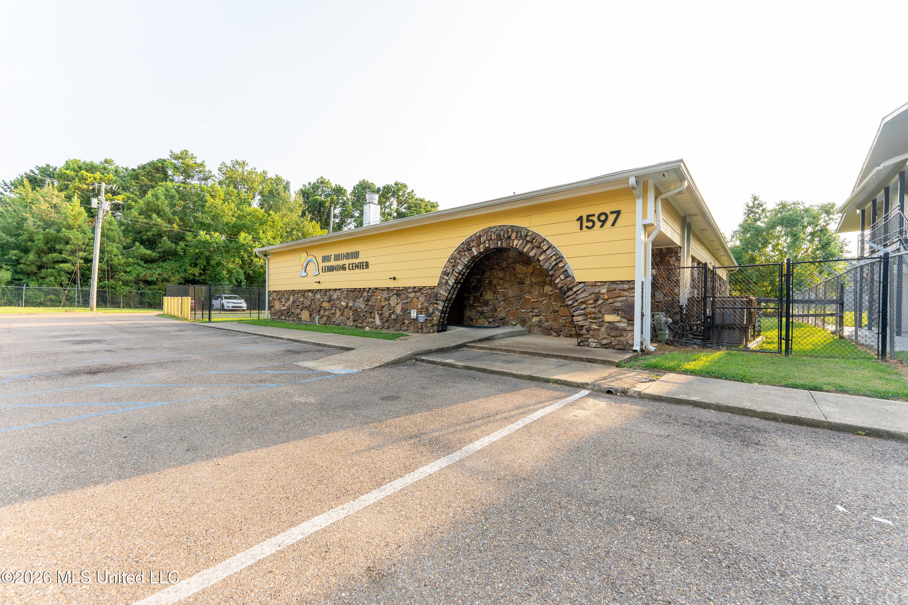 1597 W Highland Drive Property Photo 1