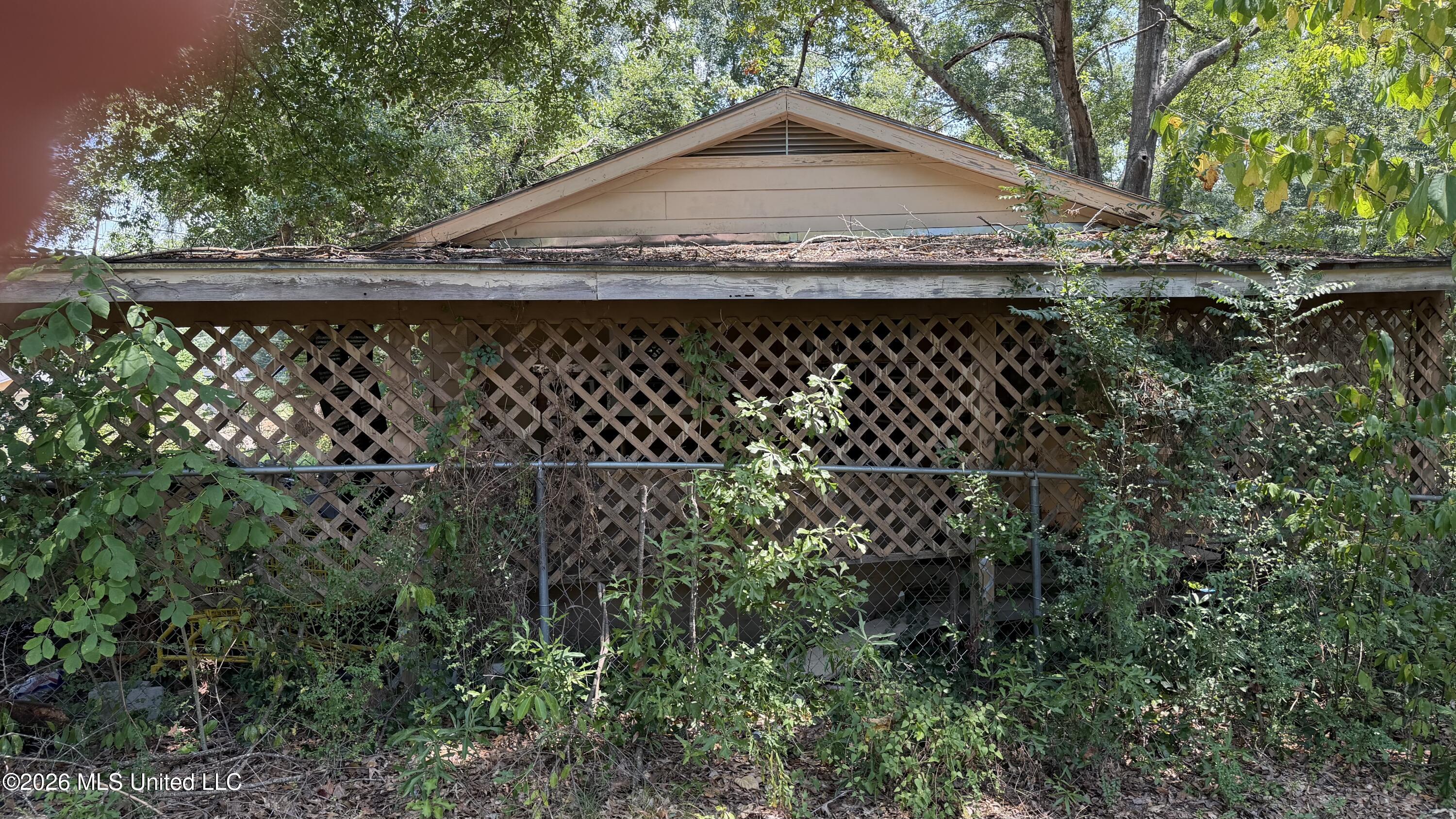 735 Seminole Avenue Property Photo 1