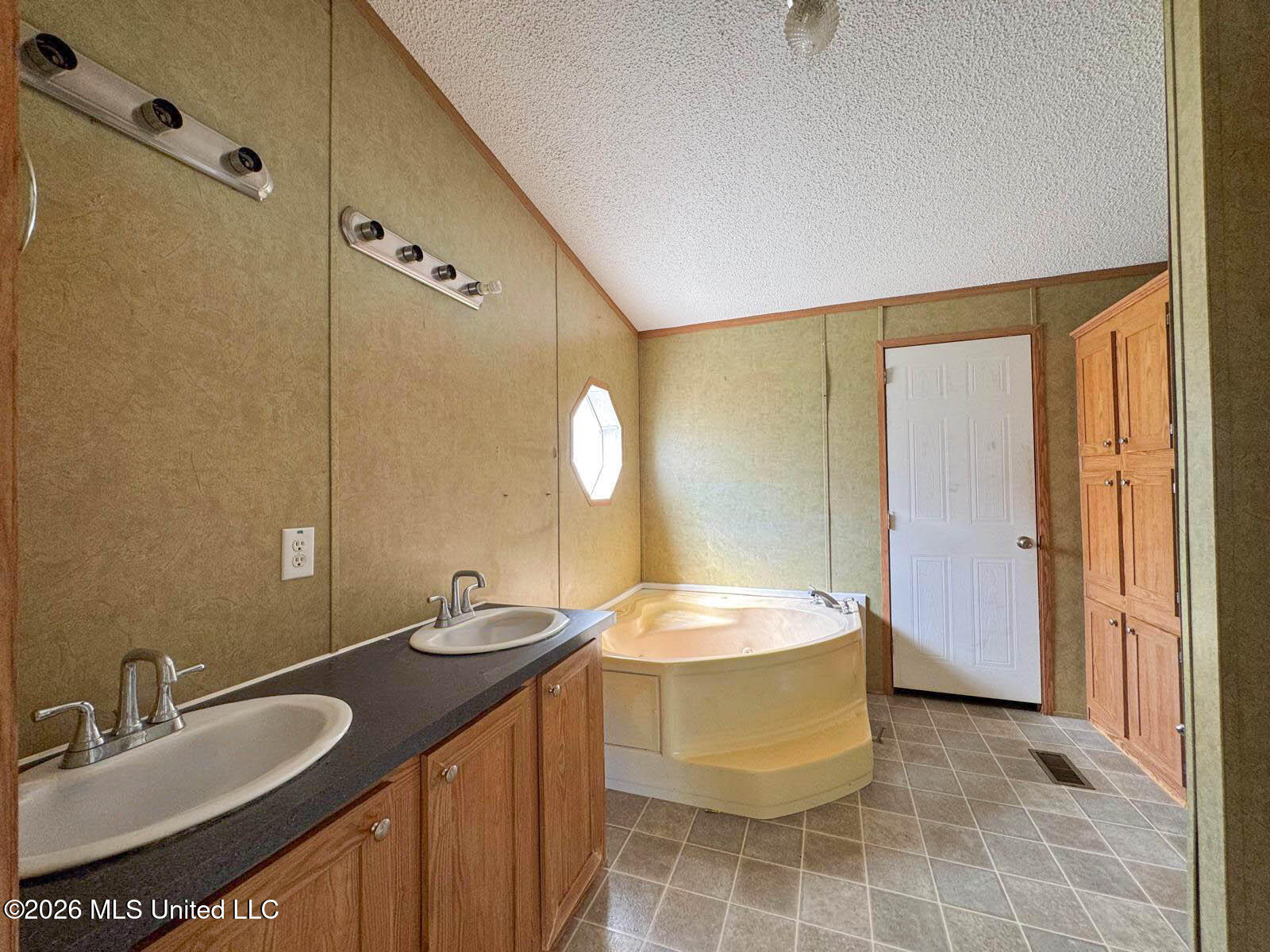 18145 Robin Oaks Drive Property Photo 16