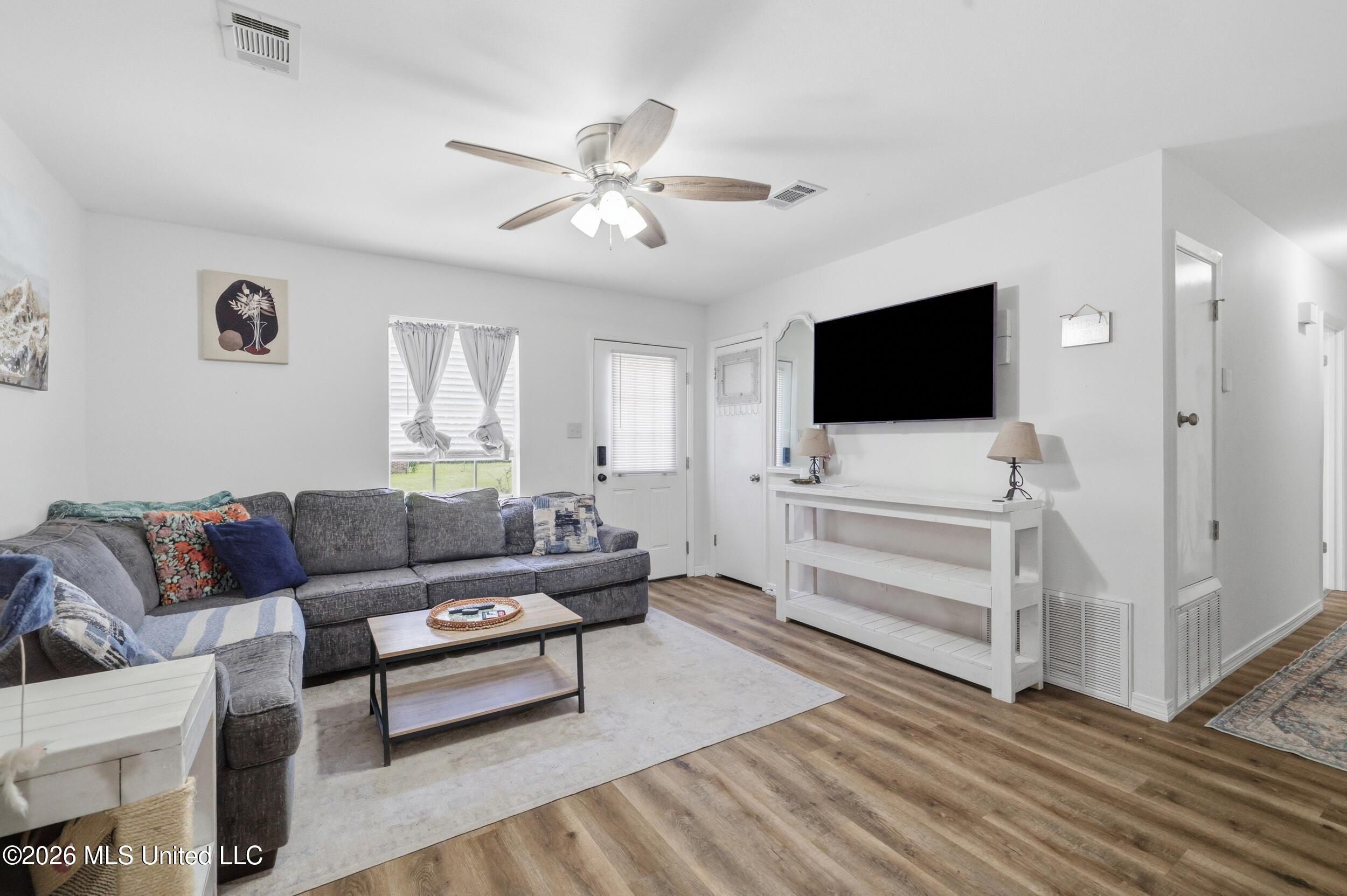 32 Yorkshire Parkway Property Photo 6