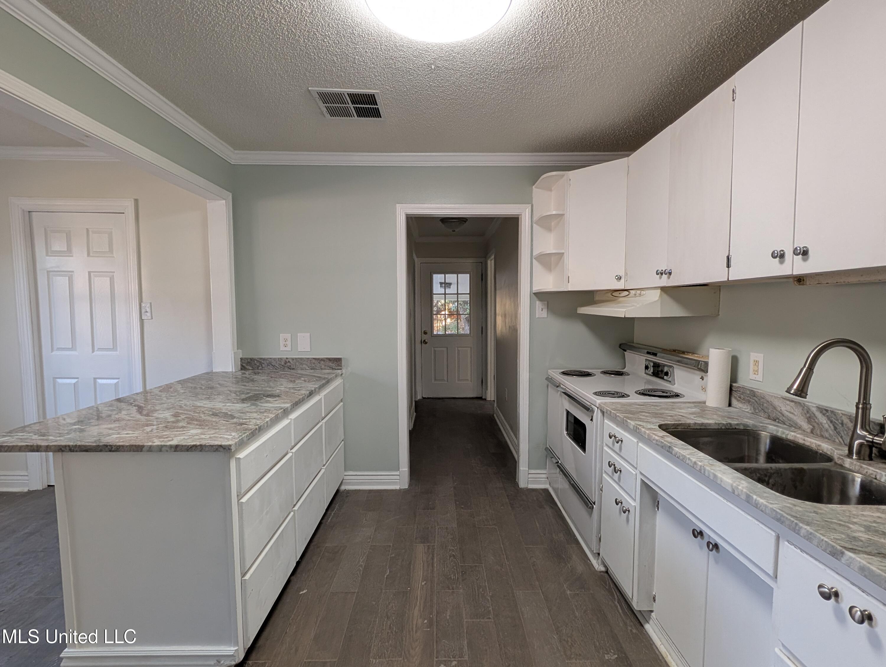 2302 Wilson Avenue Property Photo 6