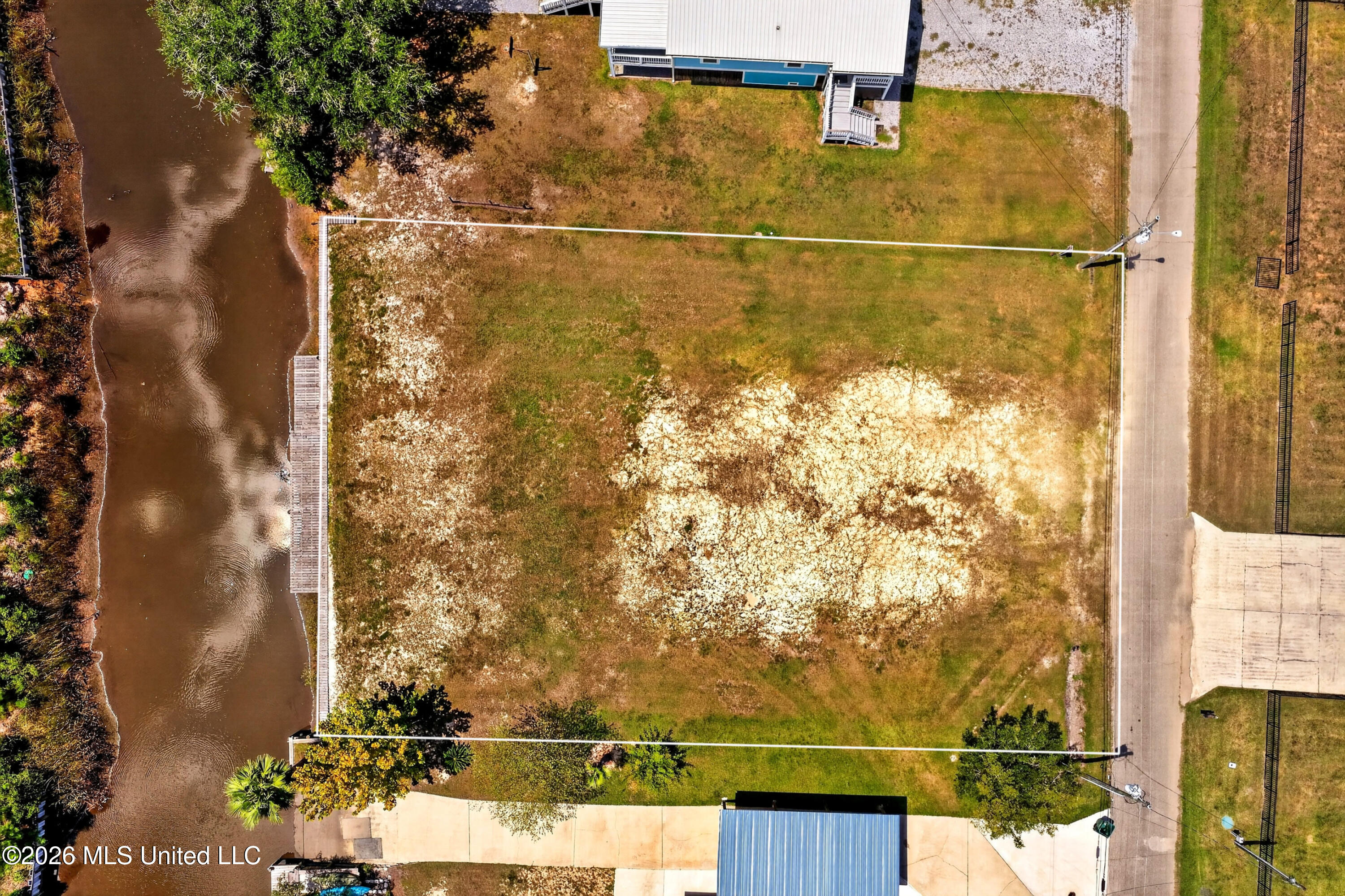 2035 Hollywood Drive Property Photo 4