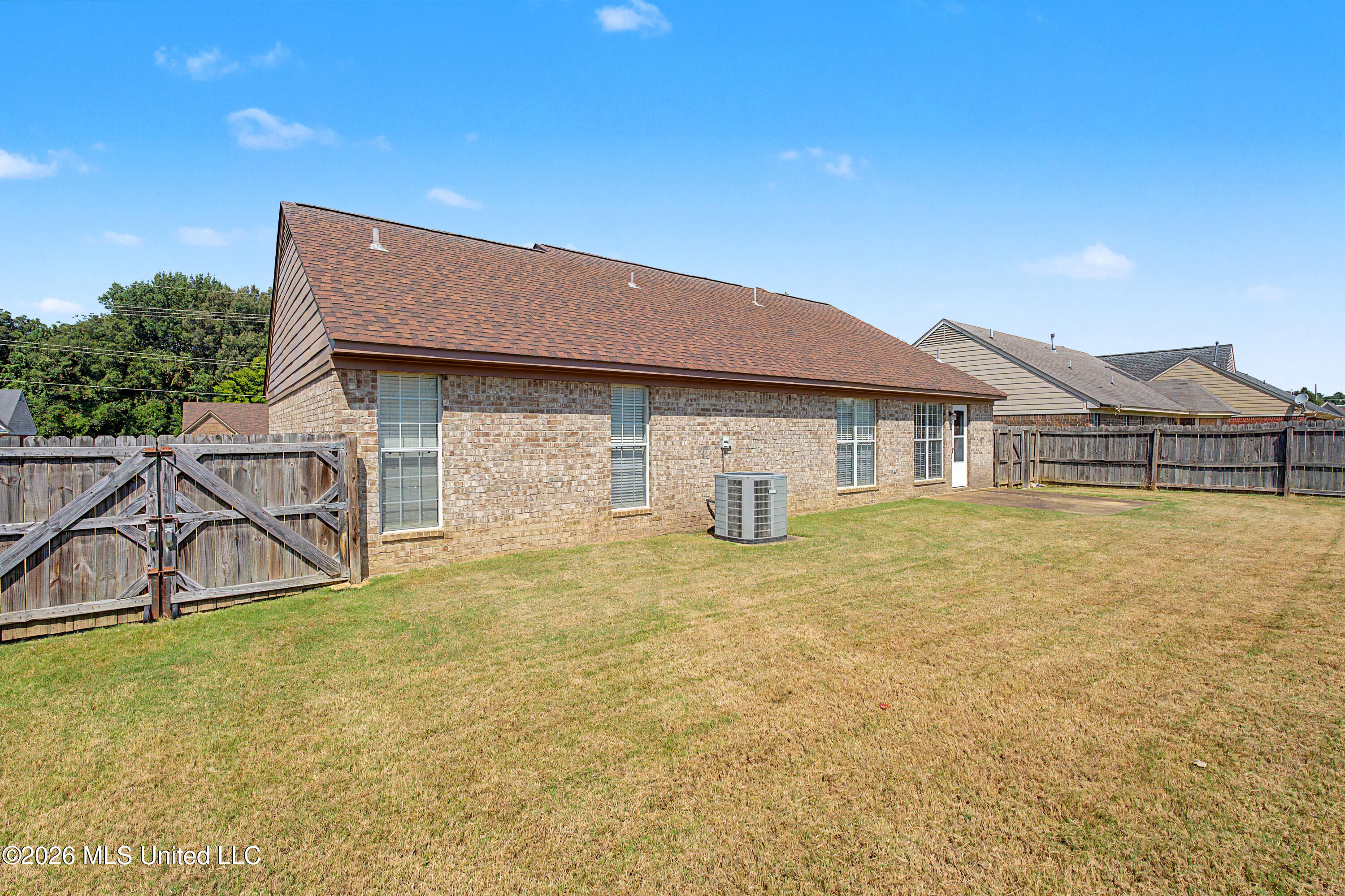 6892 Tealwood Drive Property Photo 8