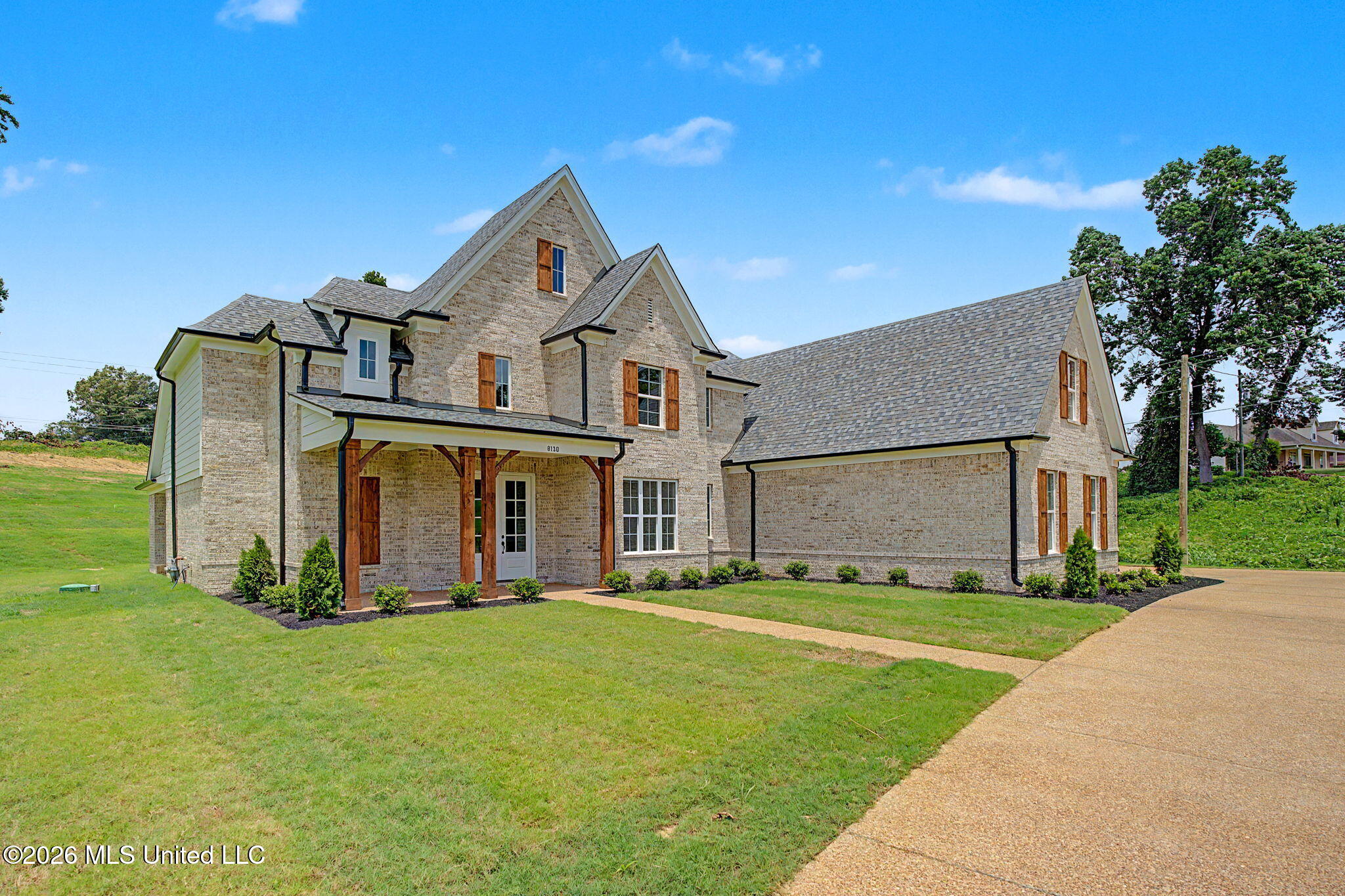 8130 Soaring Oaks Drive Property Photo 3