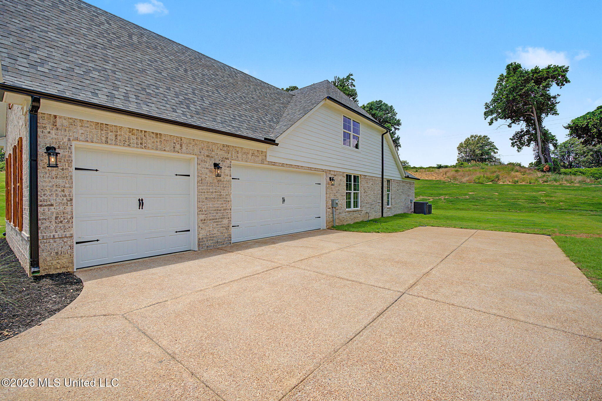 8130 Soaring Oaks Drive Property Photo 5