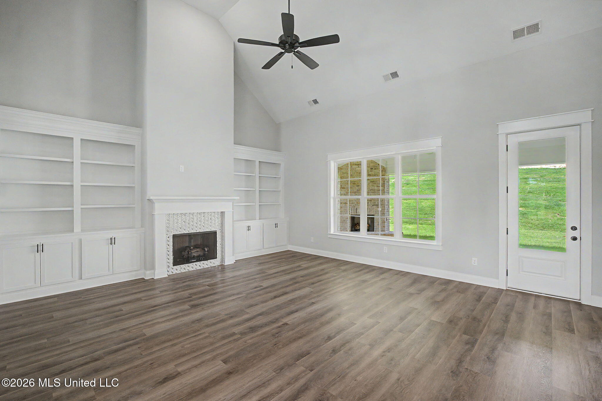 8130 Soaring Oaks Drive Property Photo 9
