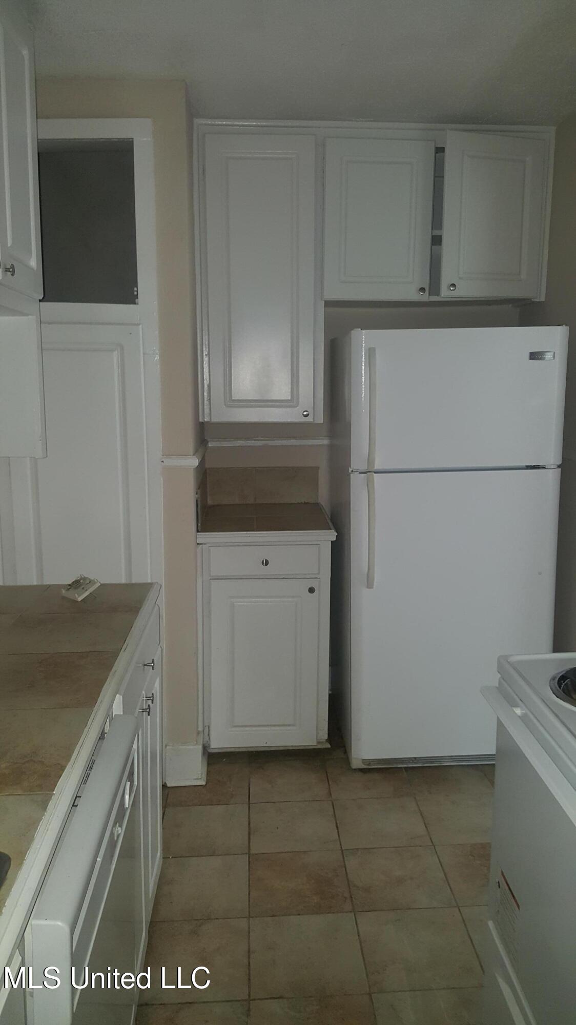 327 Decelle Street Property Photo 4