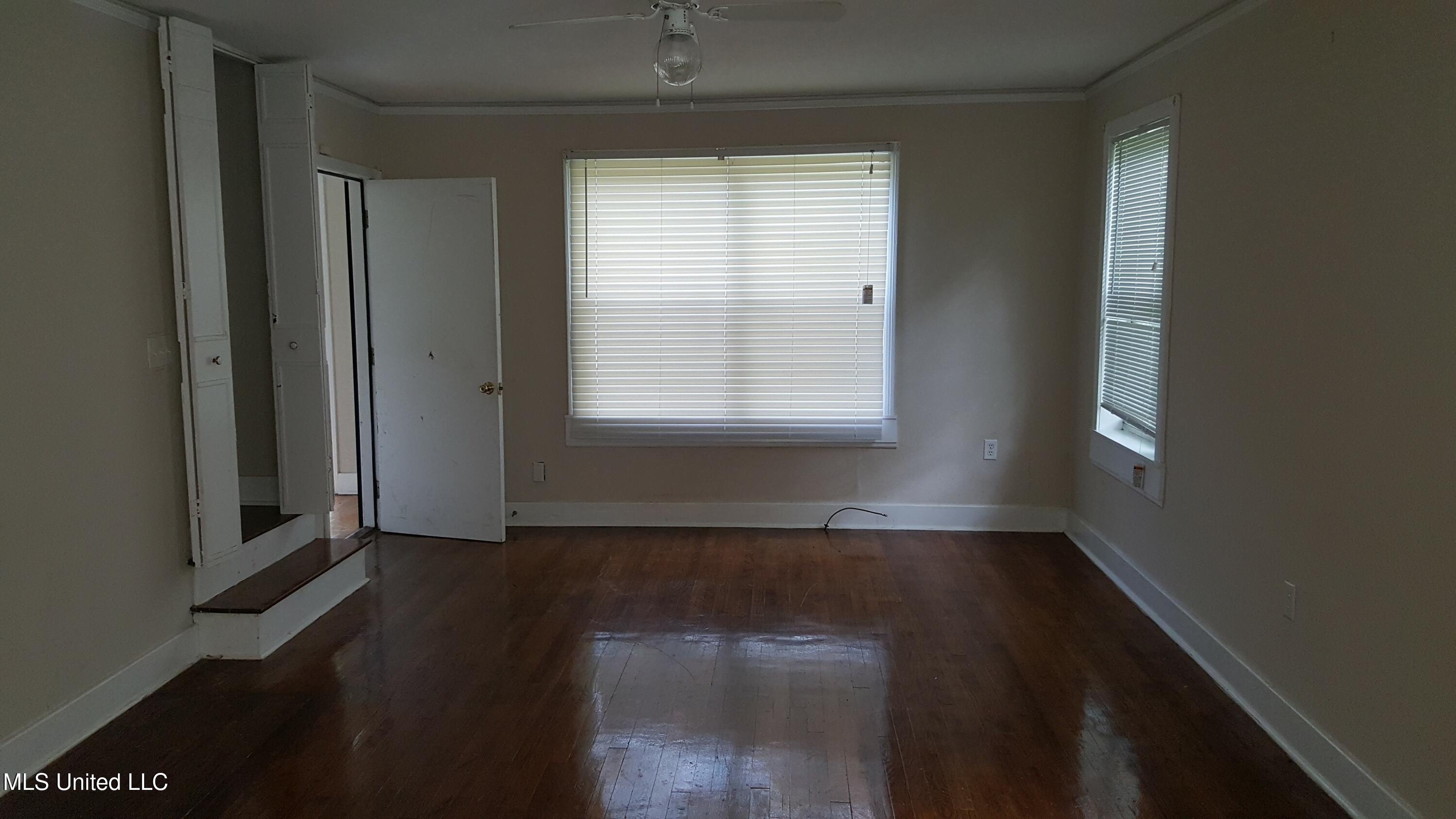 327 Decelle Street Property Photo 6