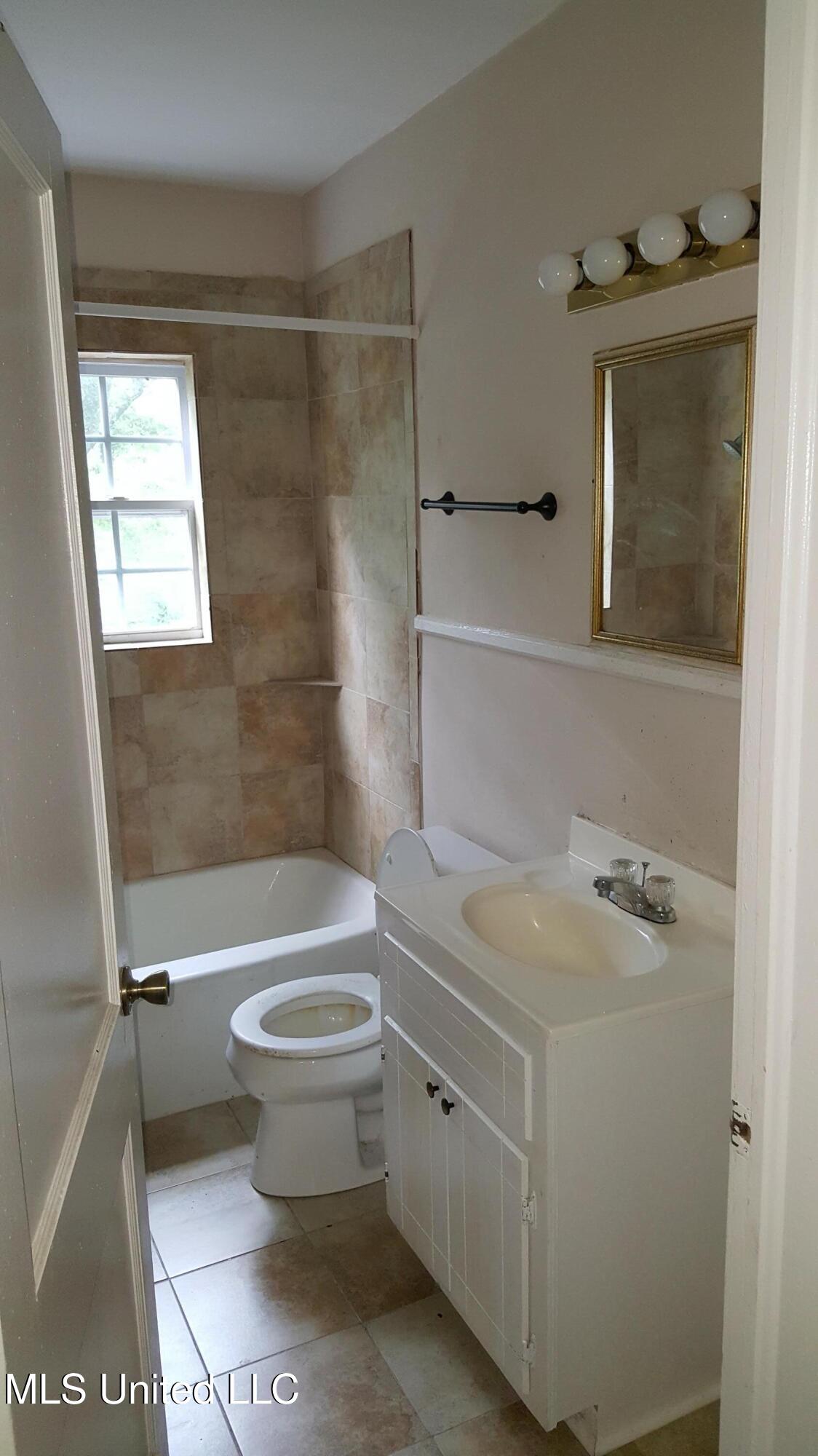 327 Decelle Street Property Photo 11