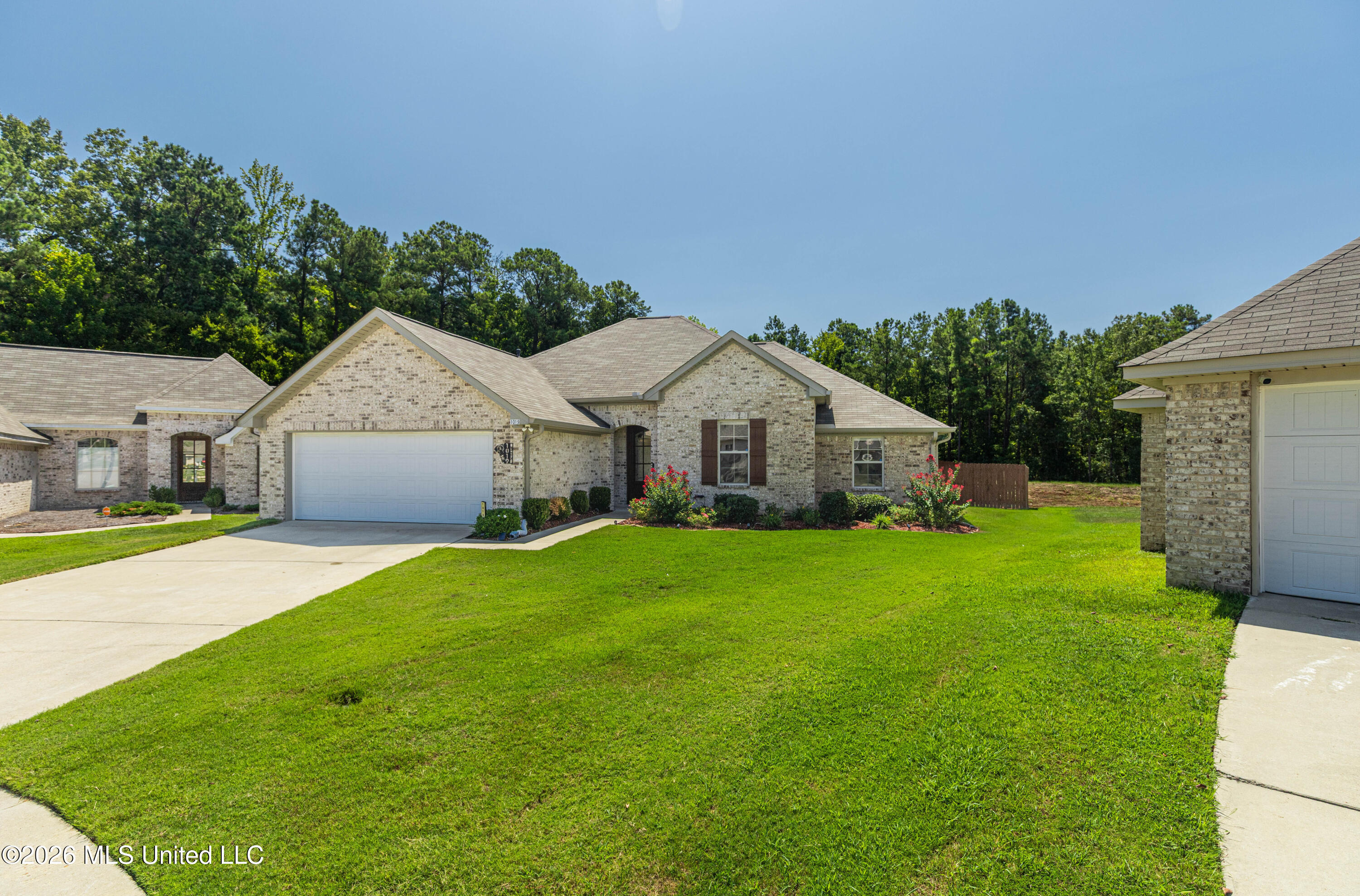 1019 Silver Circle Property Photo 2