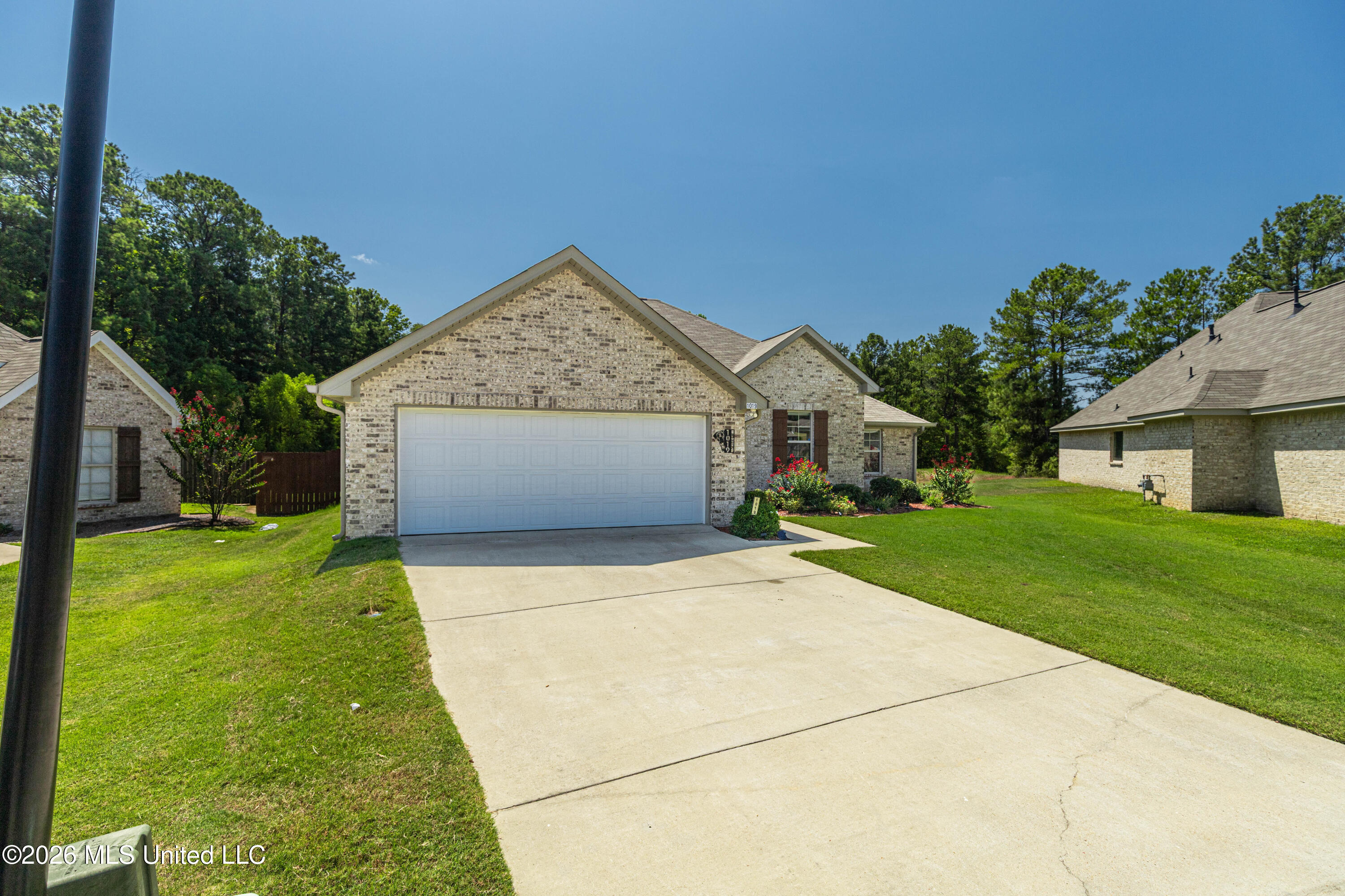 1019 Silver Circle Property Photo 3