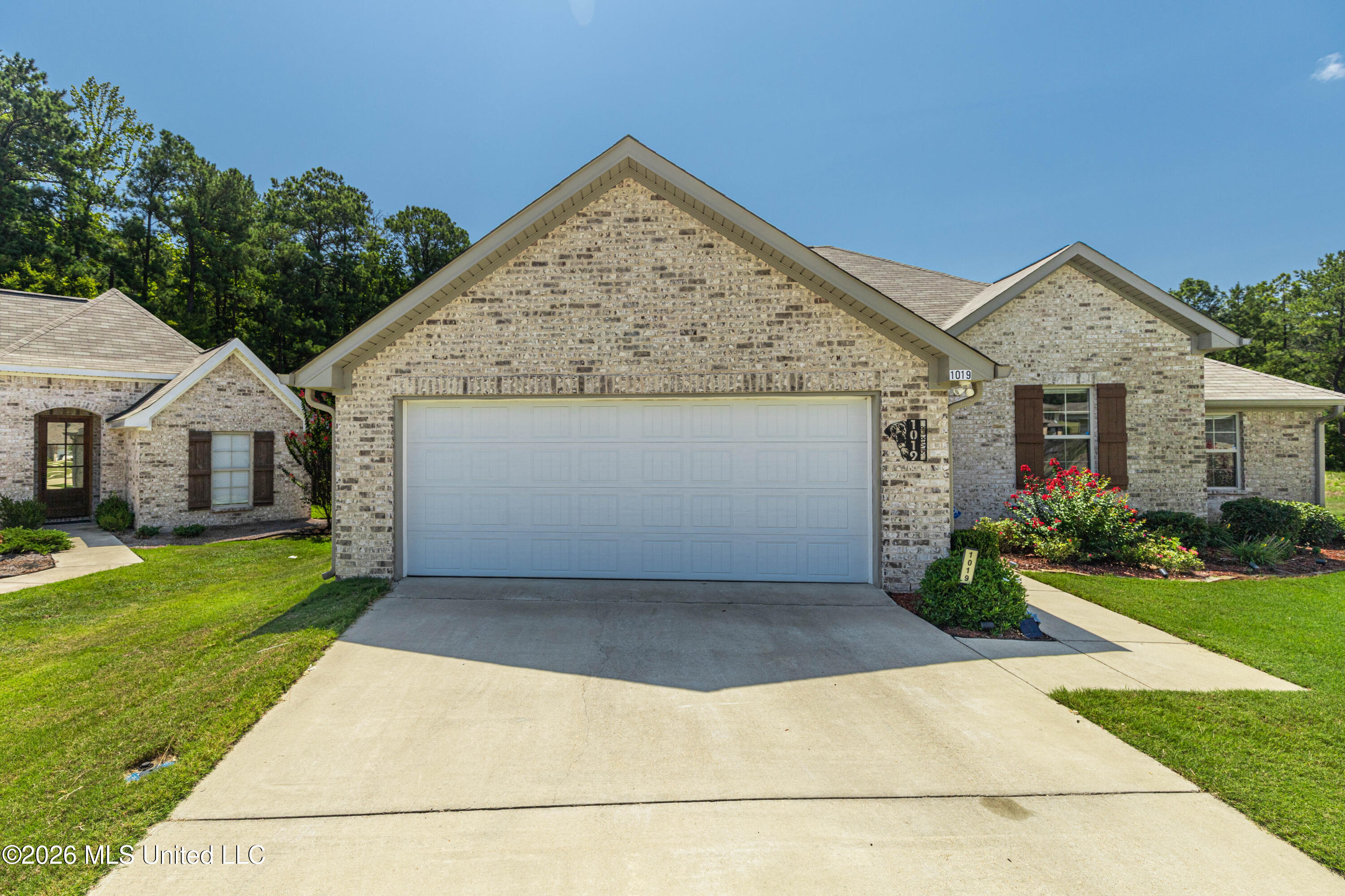 1019 Silver Circle Property Photo 4
