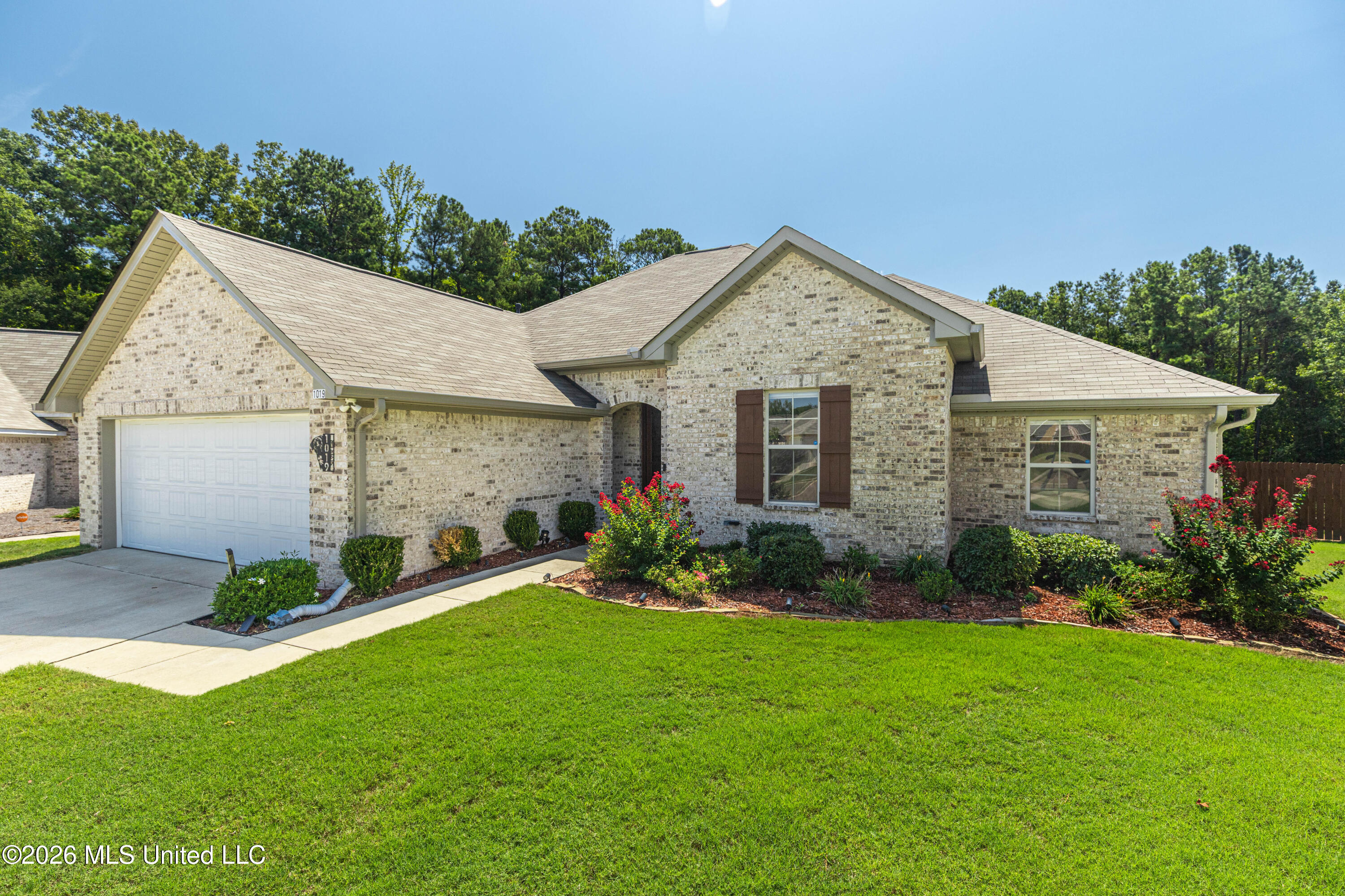 1019 Silver Circle Property Photo 5