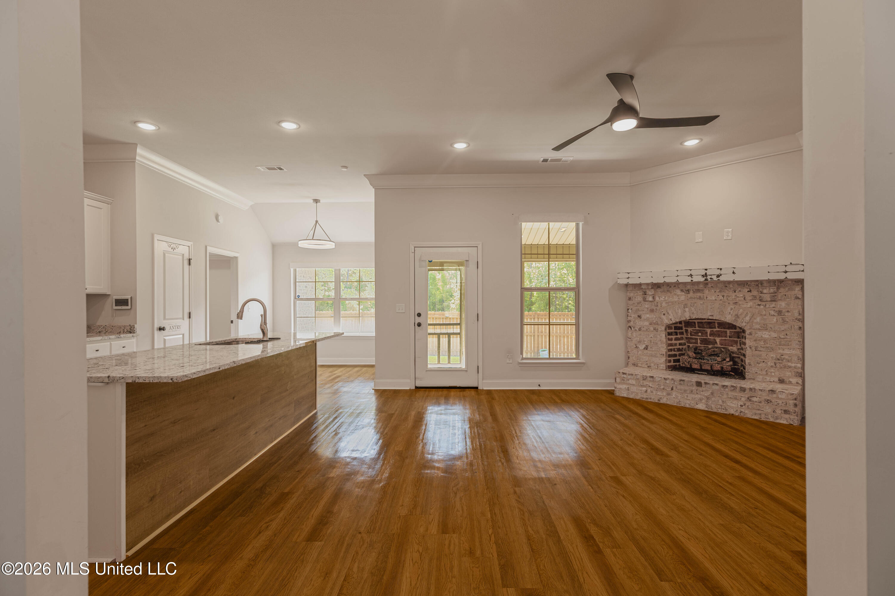 1019 Silver Circle Property Photo 8