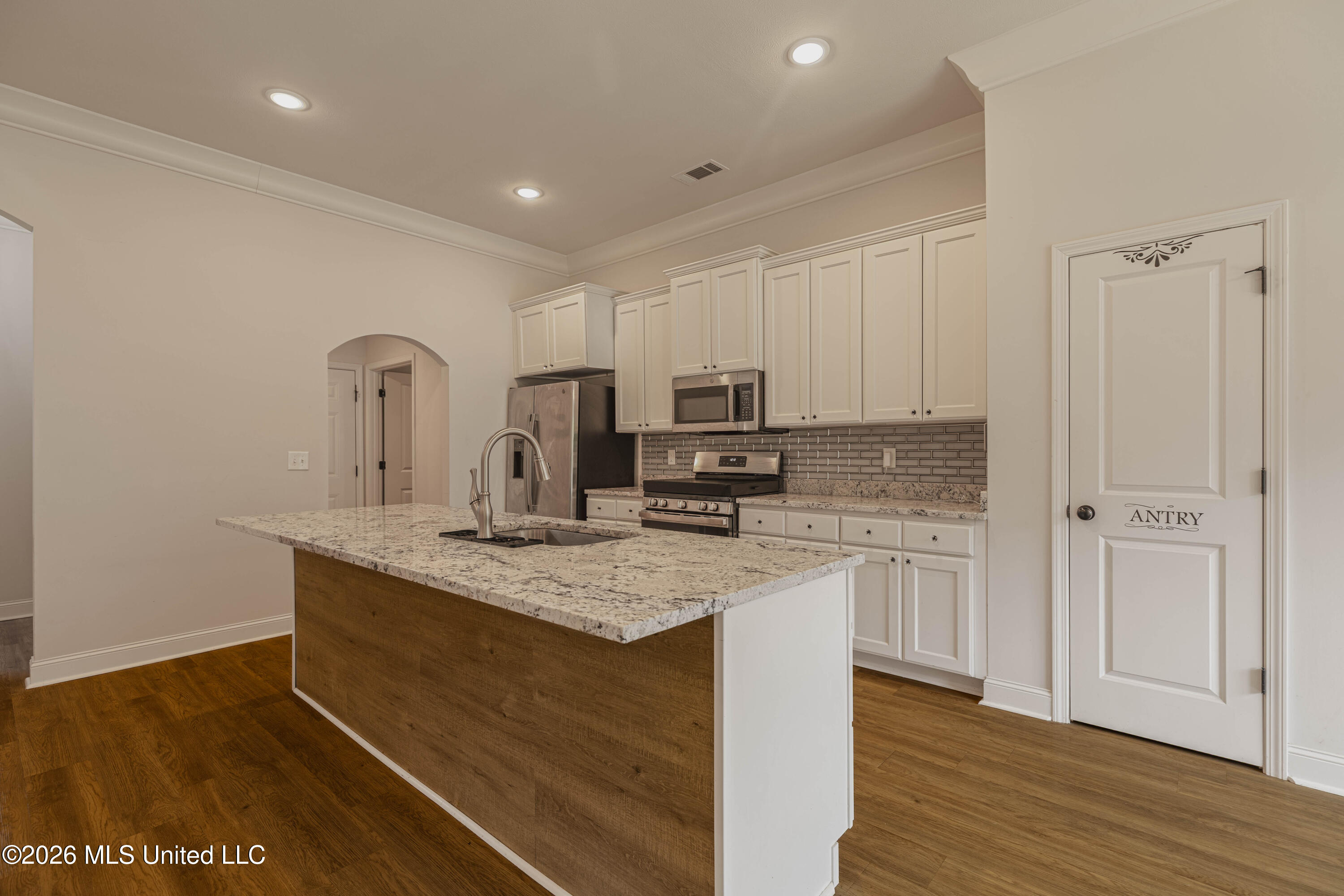 1019 Silver Circle Property Photo 13