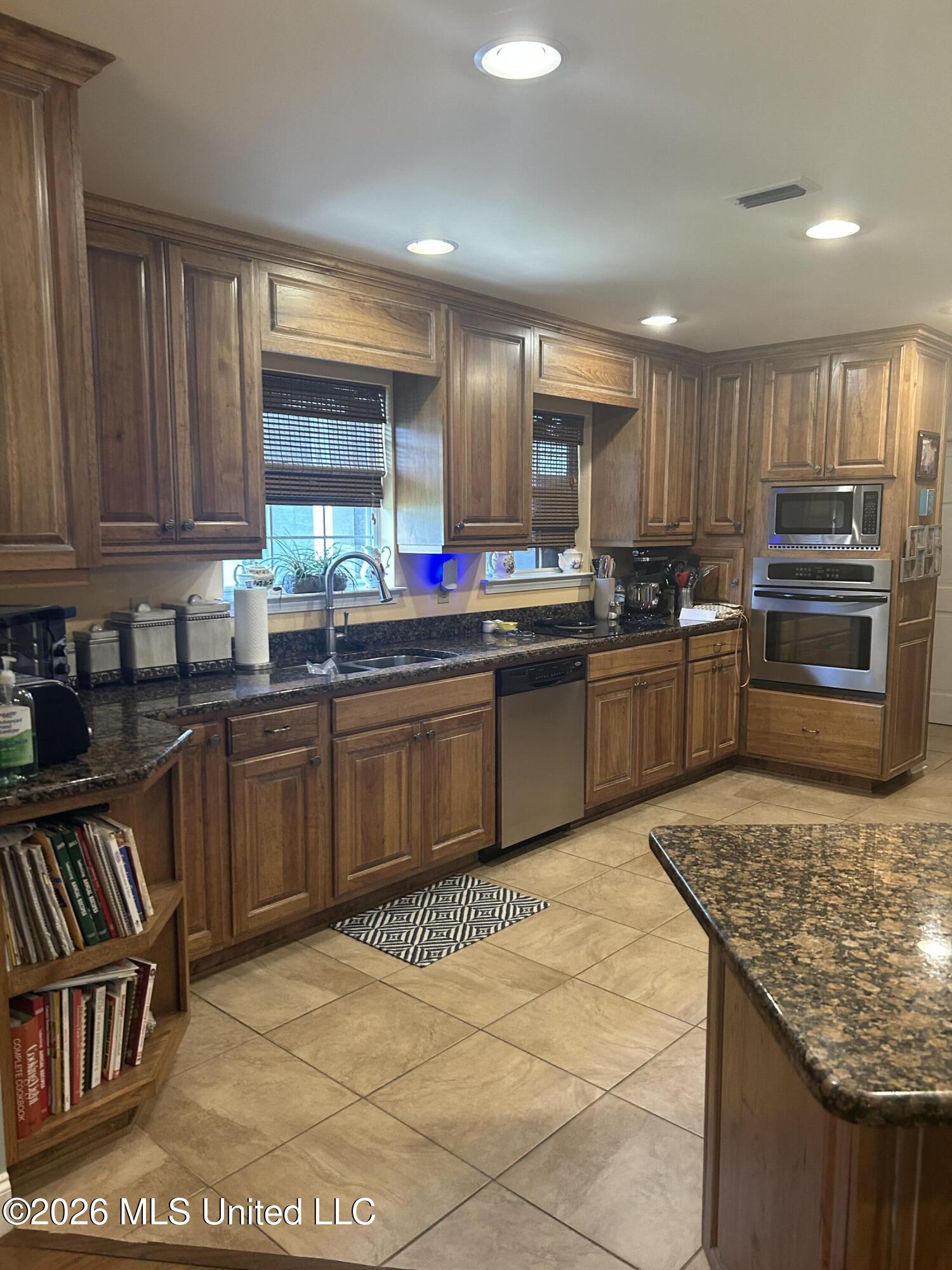 2421 Washington Avenue Property Photo 13
