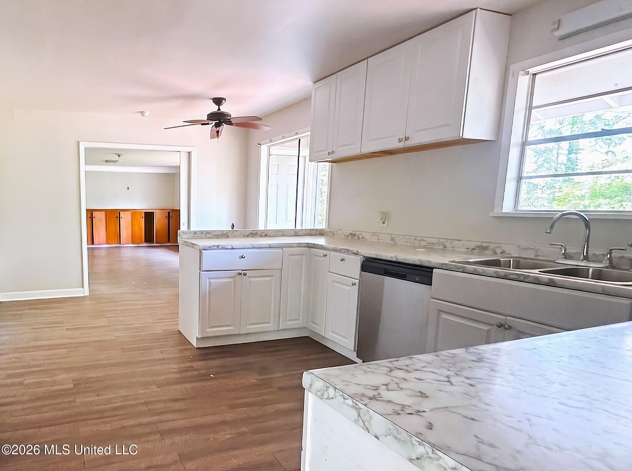 5726 Fernwood Drive Property Photo 4