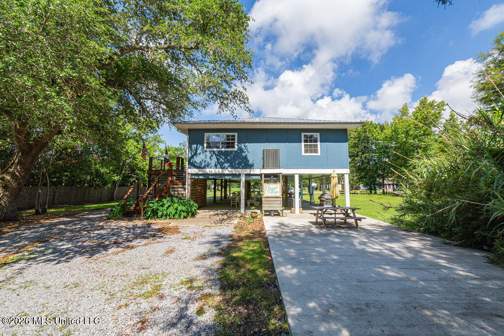 811 View Street