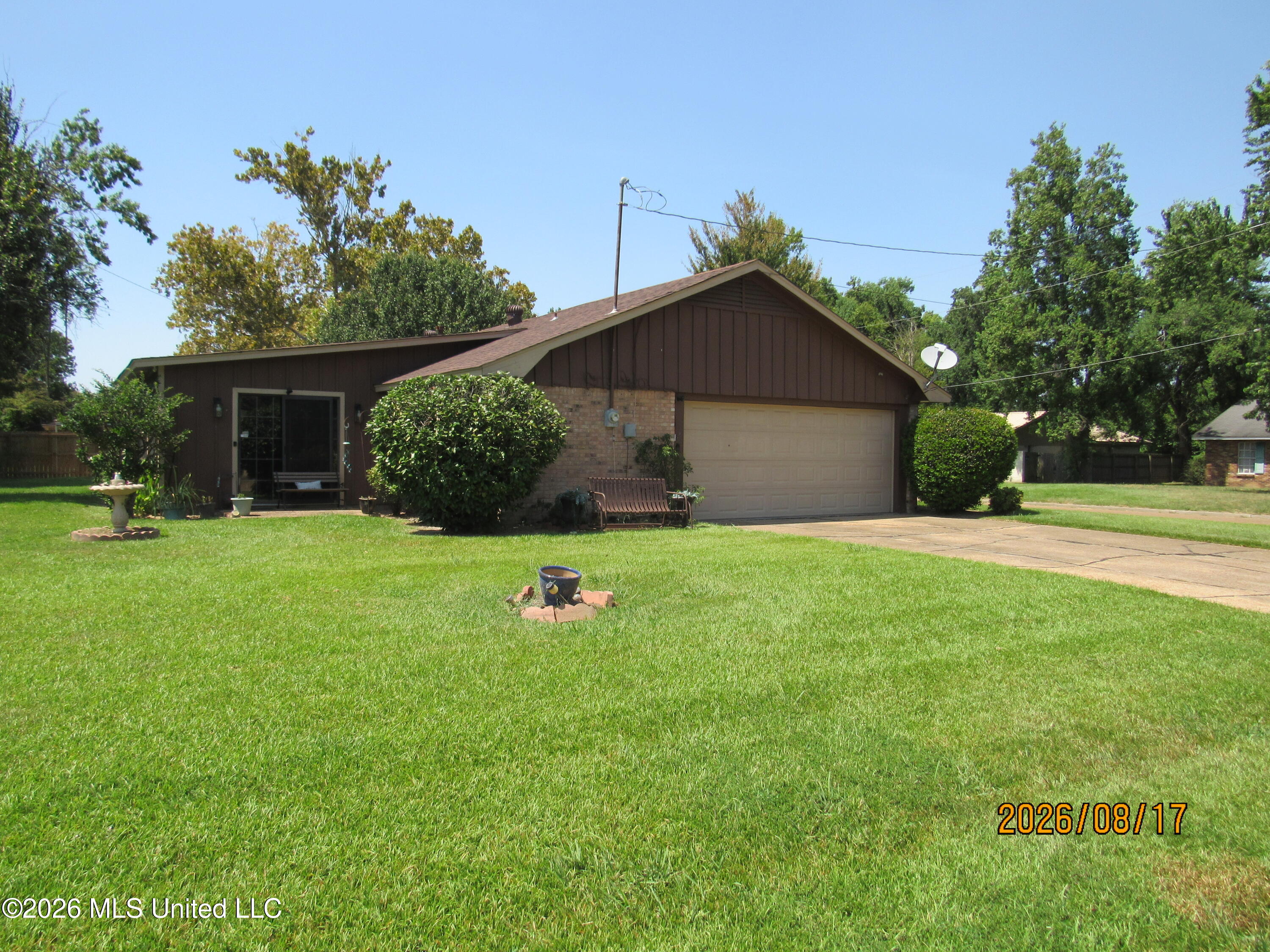 2345 E Clubview Circle Property Photo 3