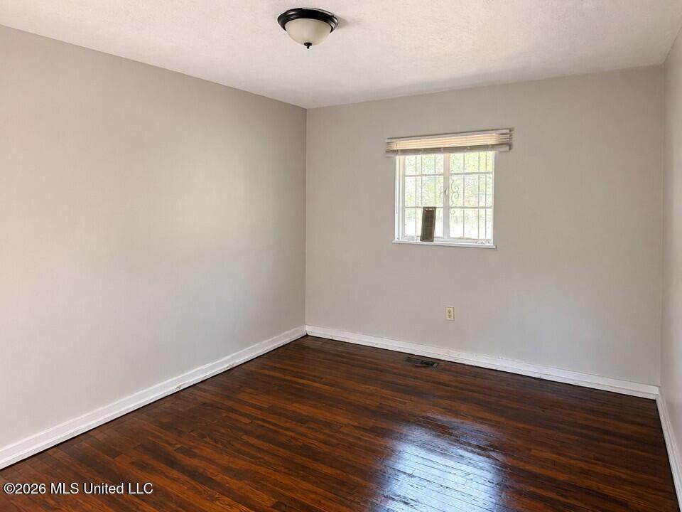 256 Iris Avenue Property Photo 3
