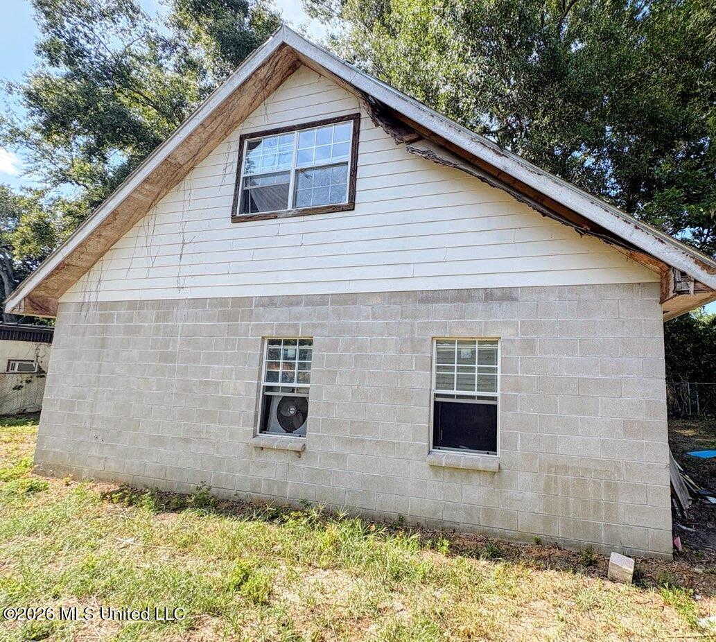 106 S Strahan Street Property Photo 6