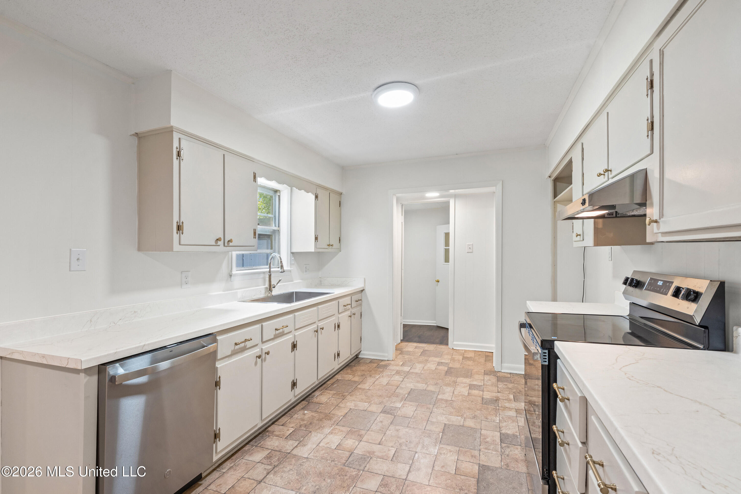 1672 School Street Property Photo 9