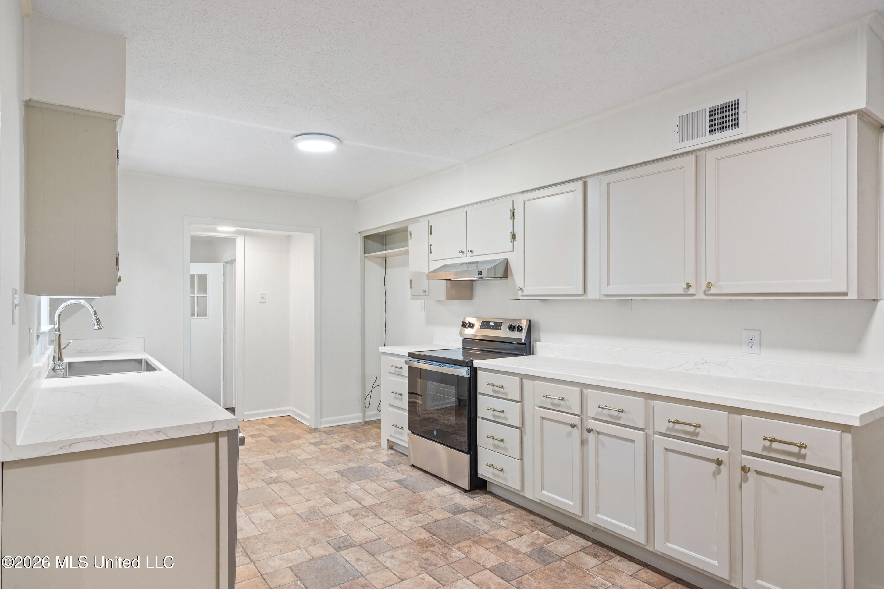 1672 School Street Property Photo 10