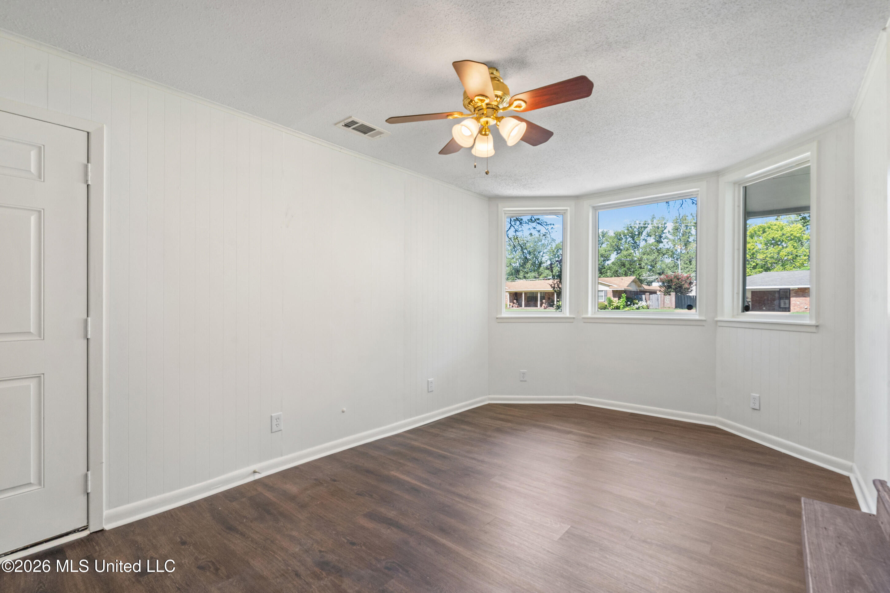 1672 School Street Property Photo 16