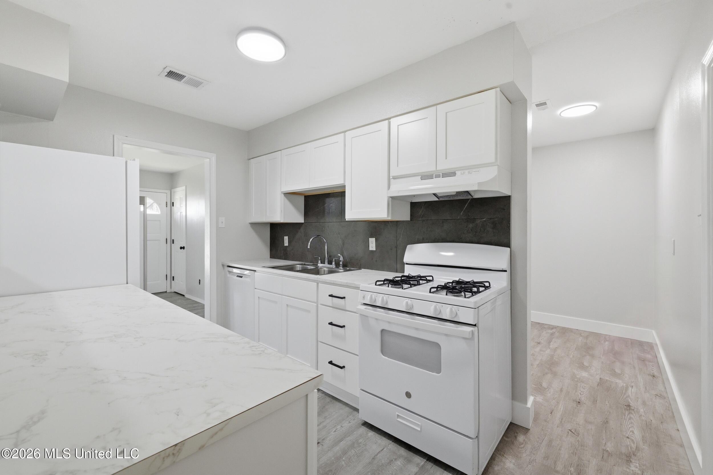 16013 Waycross Drive Property Photo 13