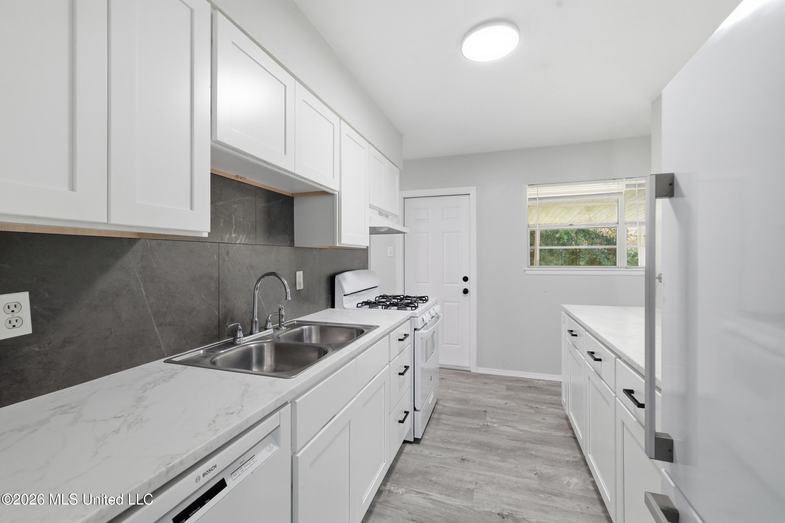 16013 Waycross Drive Property Photo 16