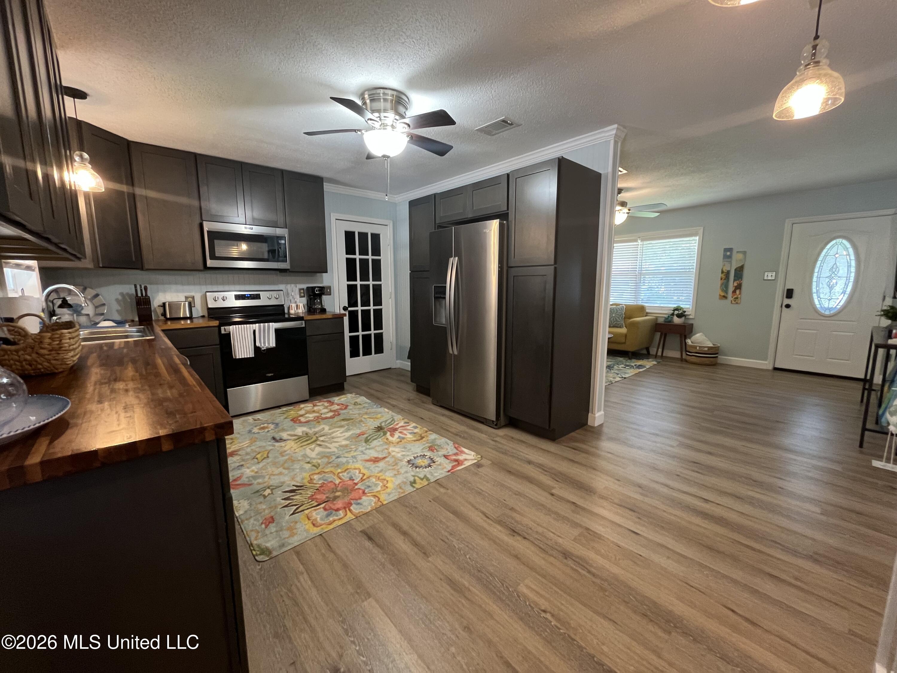 102 Francisco Court Property Photo 6