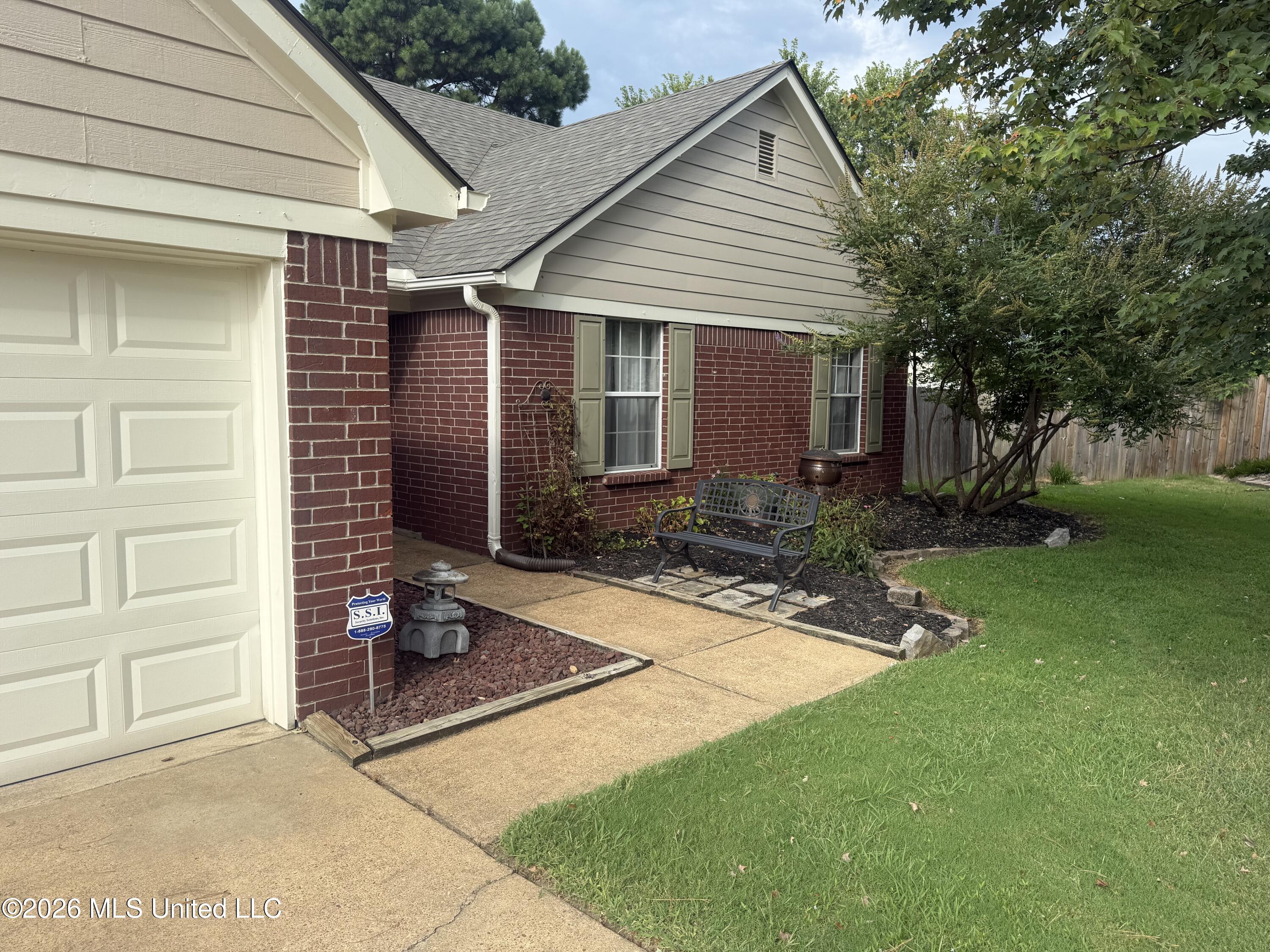 1141 Stonegate Cove Property Photo 2