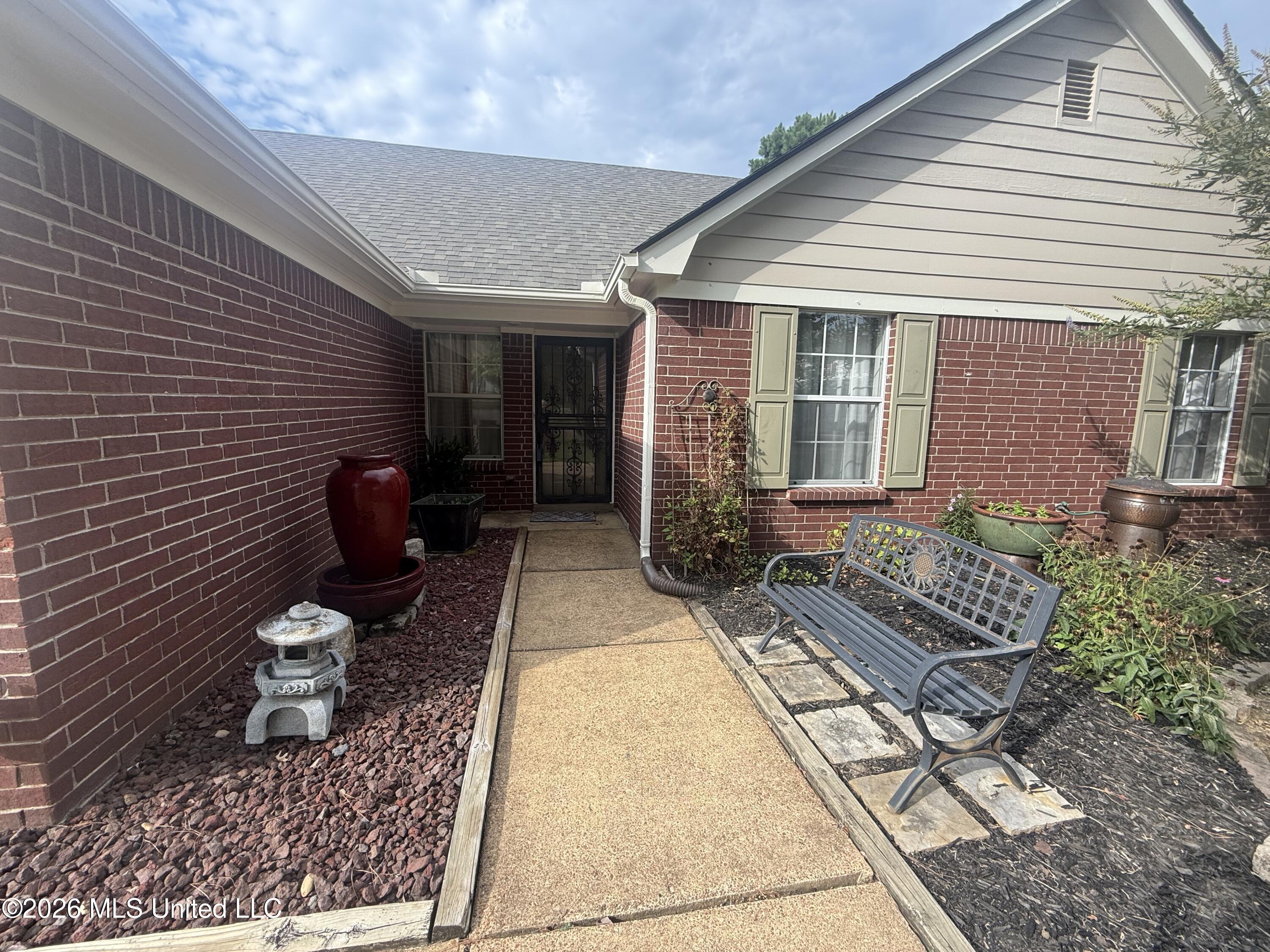 1141 Stonegate Cove Property Photo 4