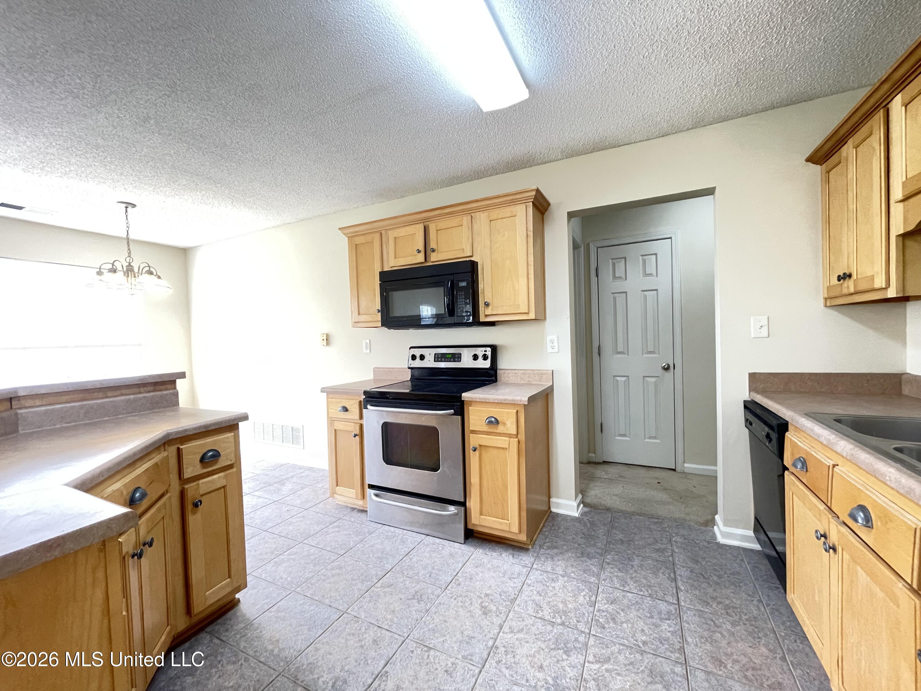 1158 Warwick Place Property Photo 3