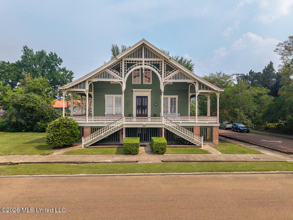 209 S Broadway Street Property Photo 4