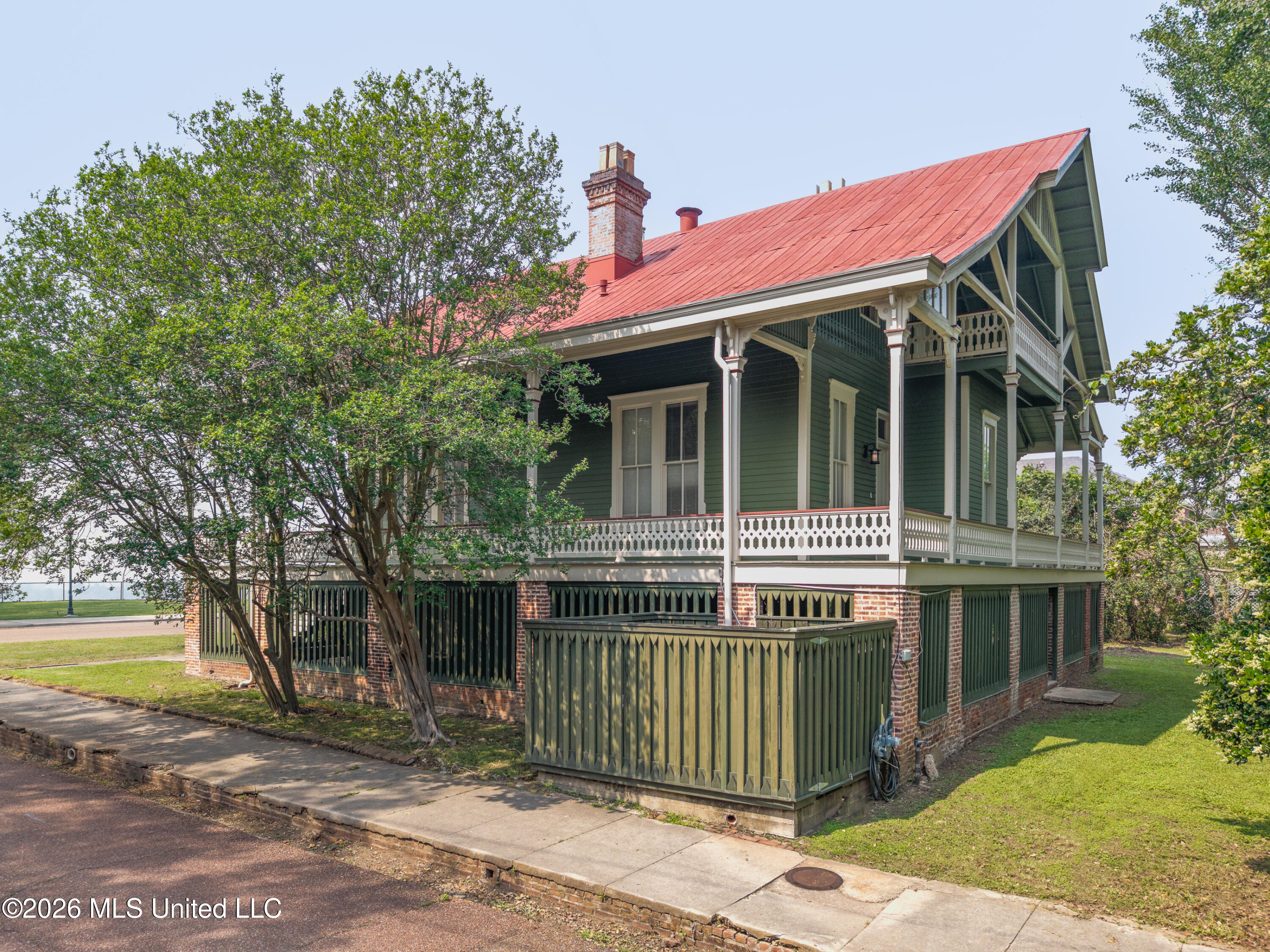 209 S Broadway Street Property Photo 8