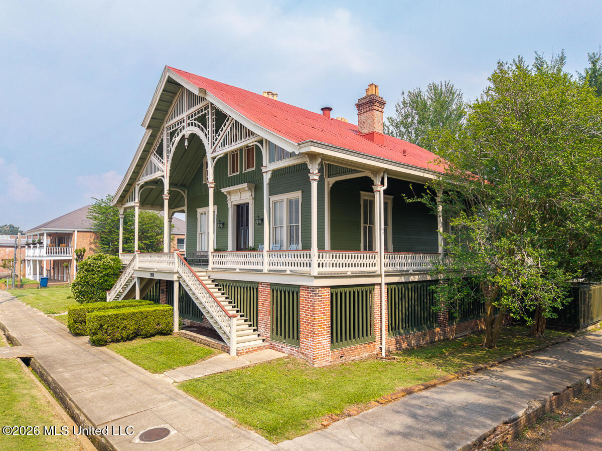 209 S Broadway Street Property Photo 9